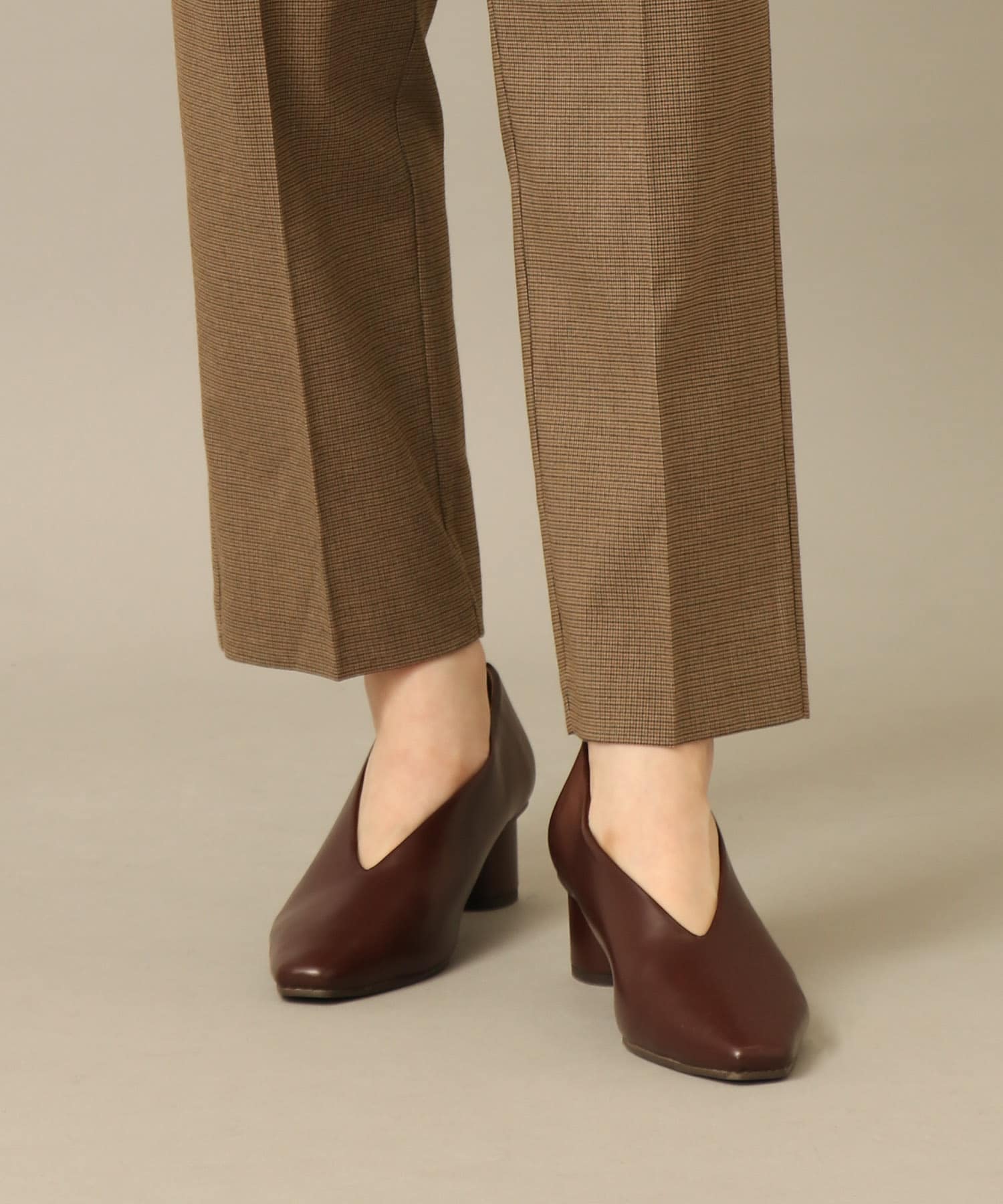 深Vカットパンプス BROWN S