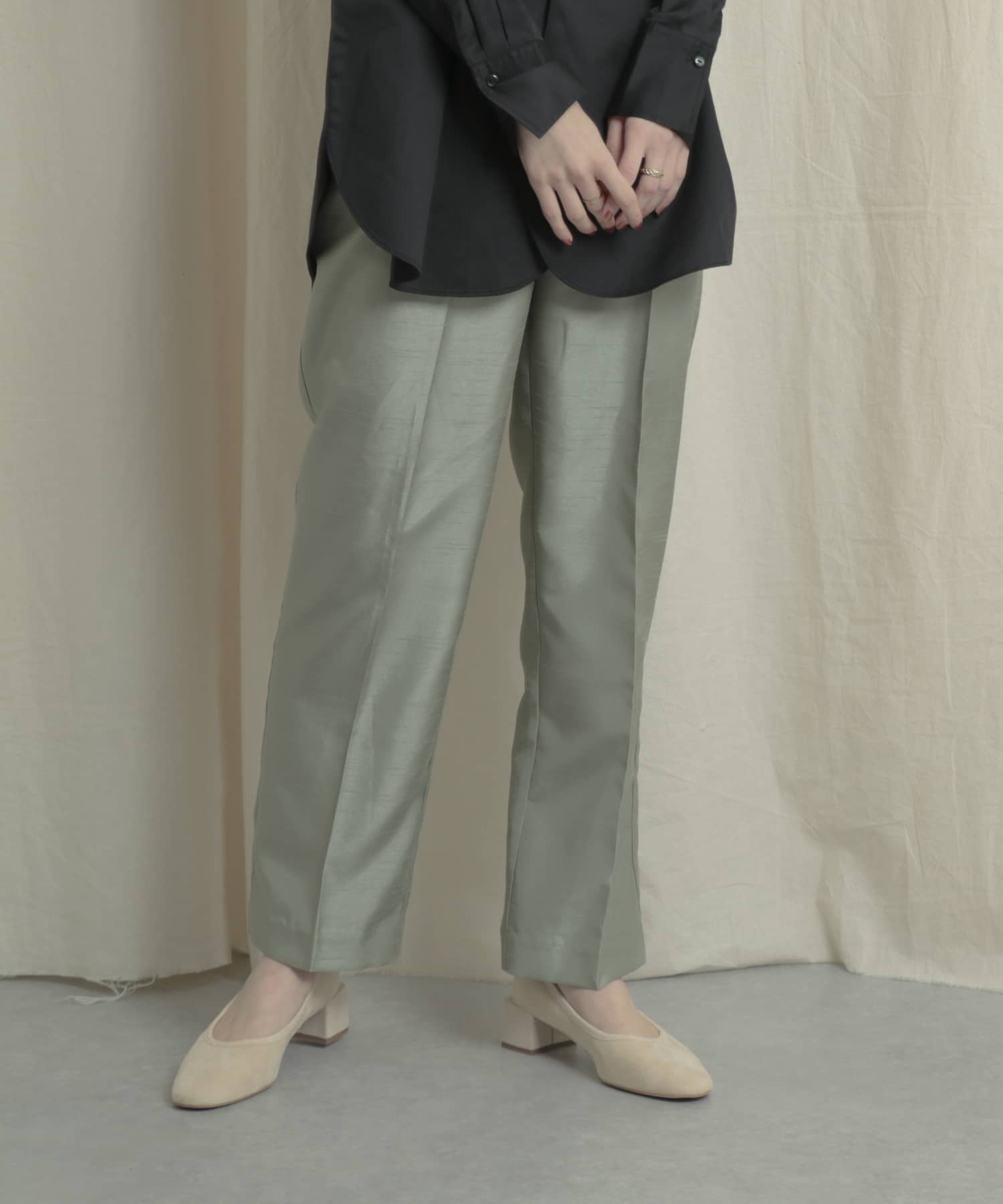 シャンタンテーパードパンツ