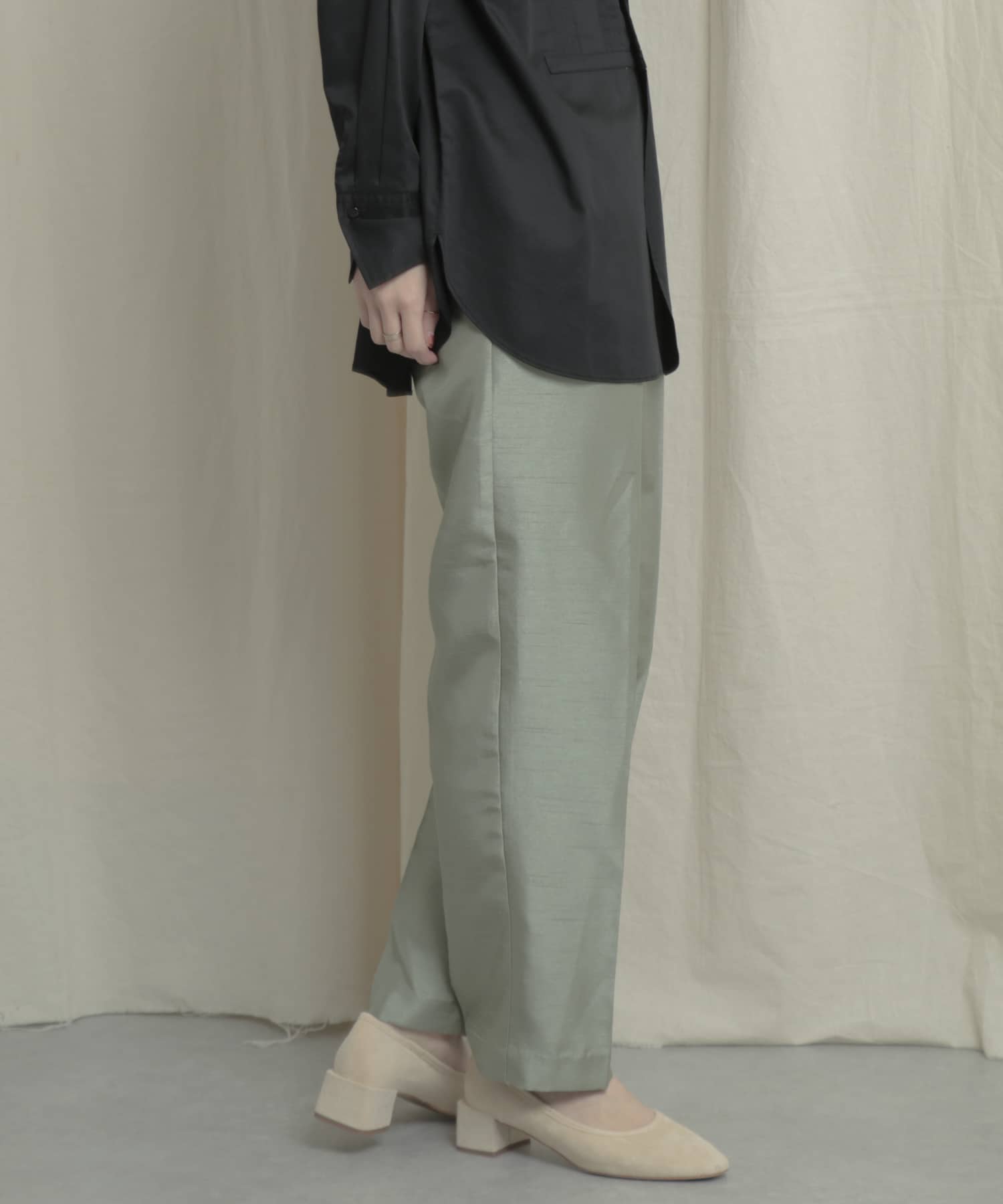 シャンタンテーパードパンツ L.KHAKI S