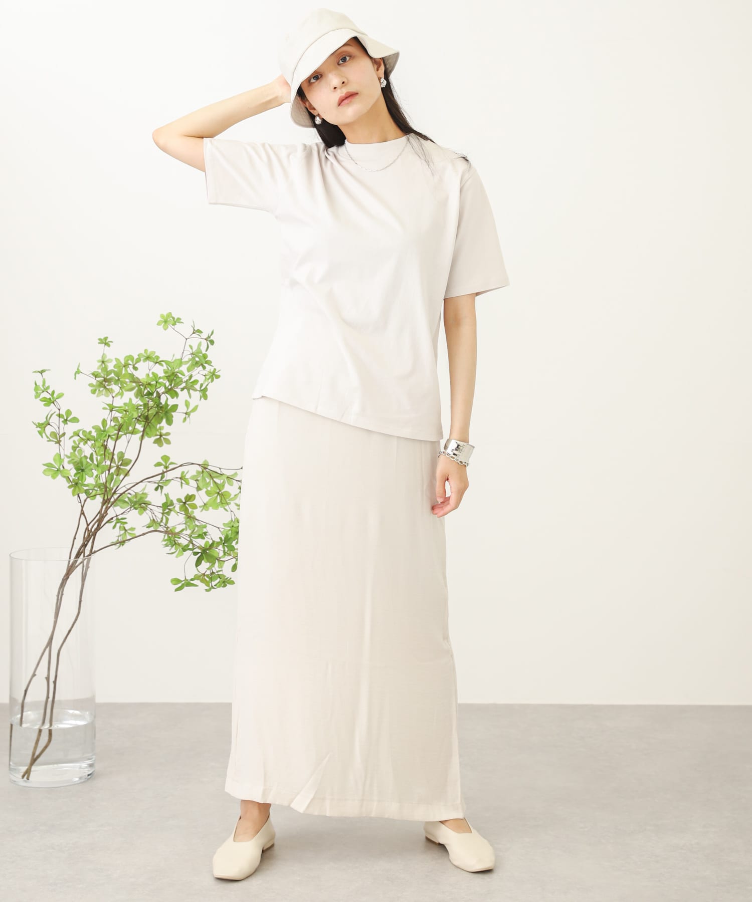 サテンストレートナロースカート IVORY one