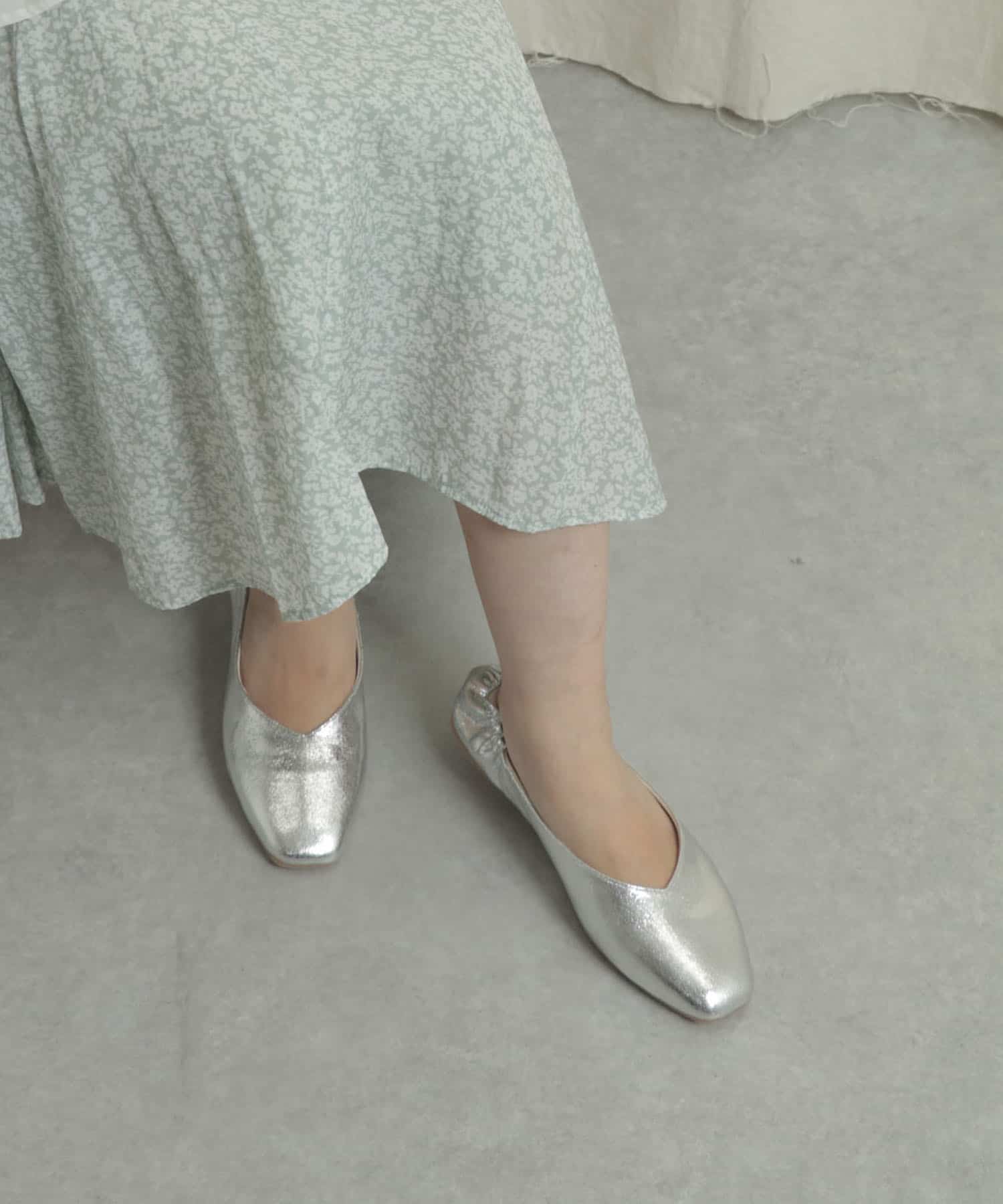 スクエアトウVカットフラットシューズ SILVER S