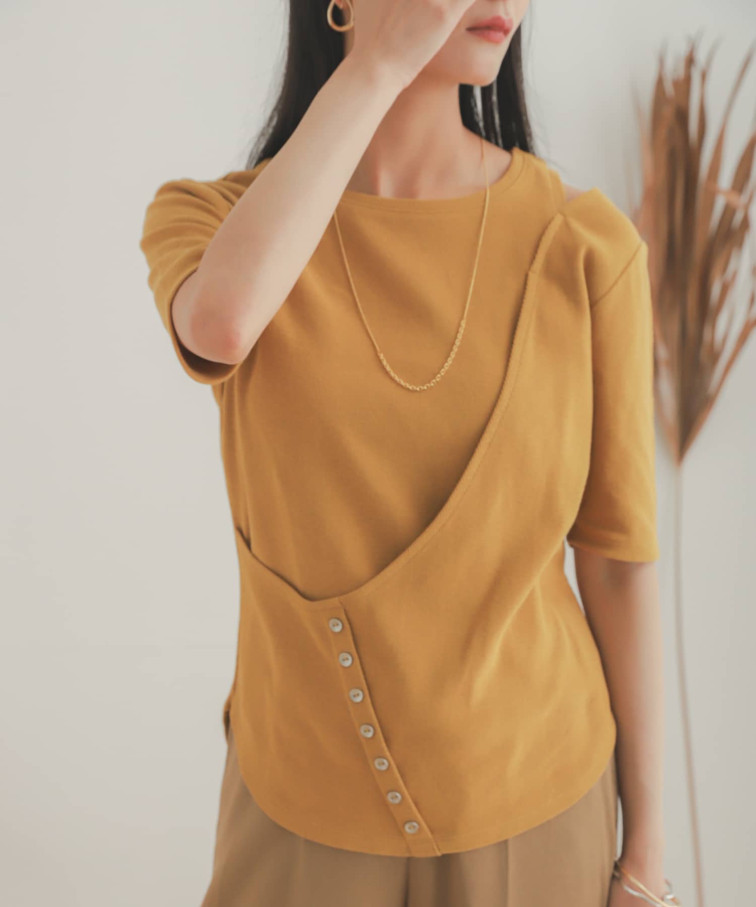 レイヤードボタンディテールトップ YELLOW one