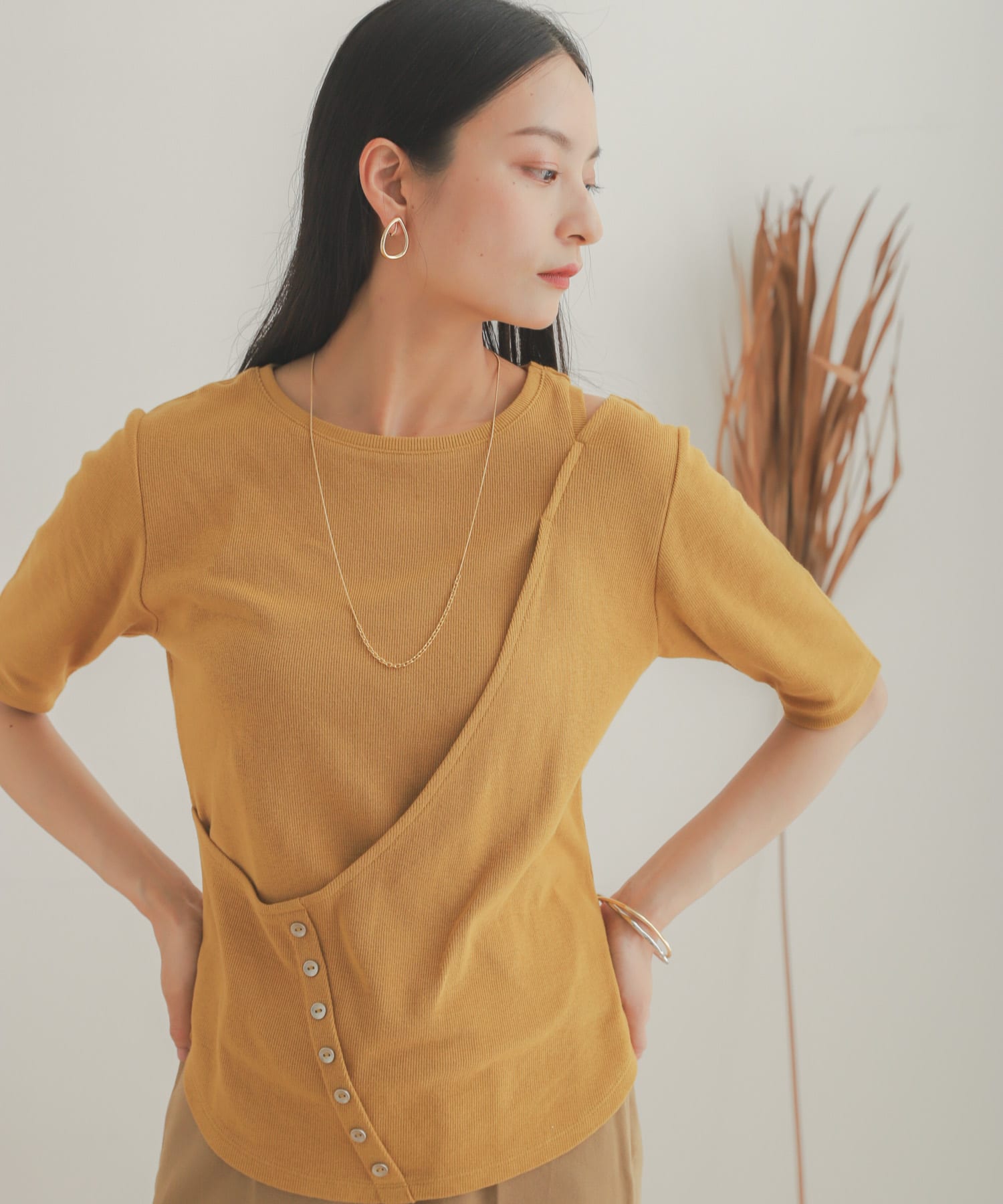 レイヤードボタンディテールトップ YELLOW one