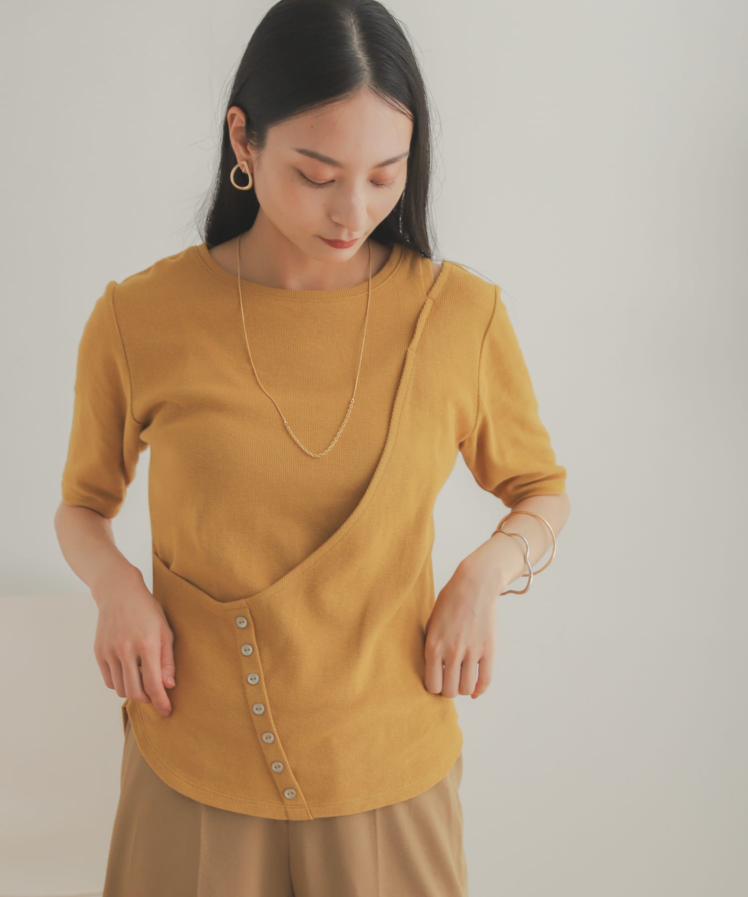 レイヤードボタンディテールトップ YELLOW one