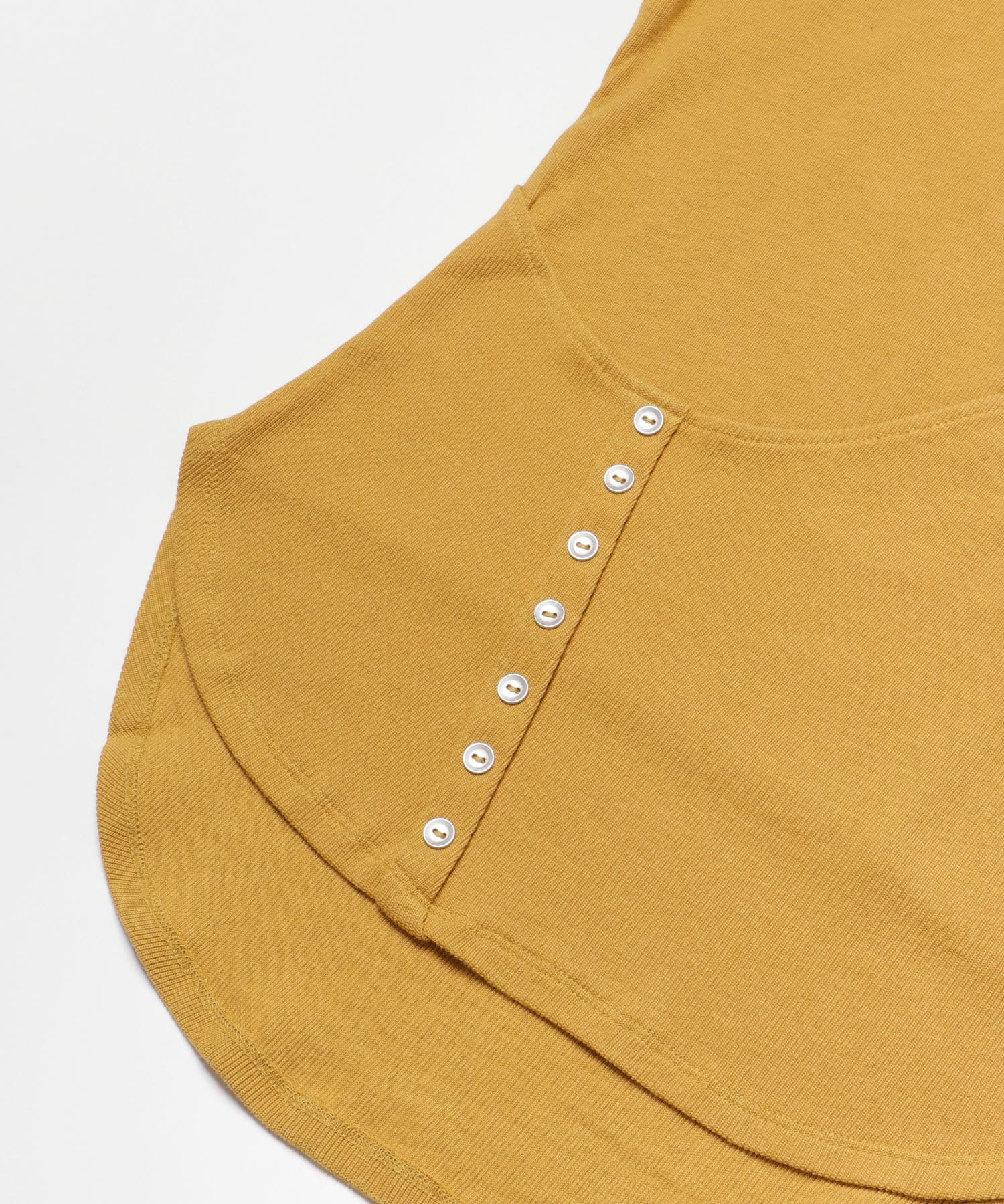 レイヤードボタンディテールトップ YELLOW one