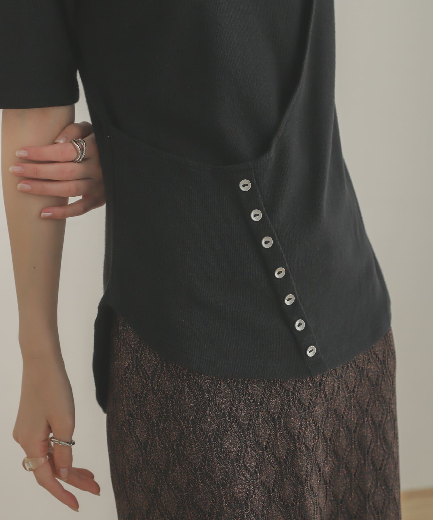 レイヤードボタンディテールトップ BLACK one