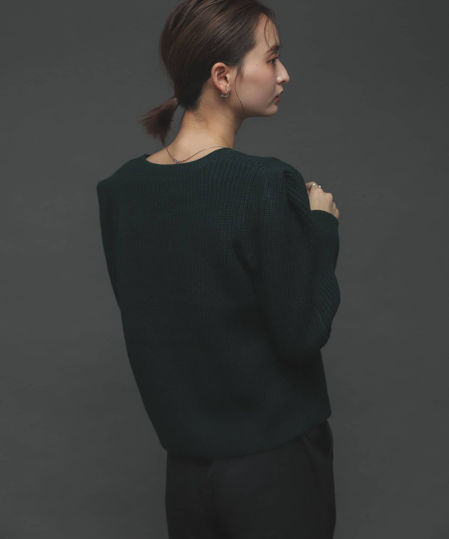 クルーネックショルダータックセーター GREEN one