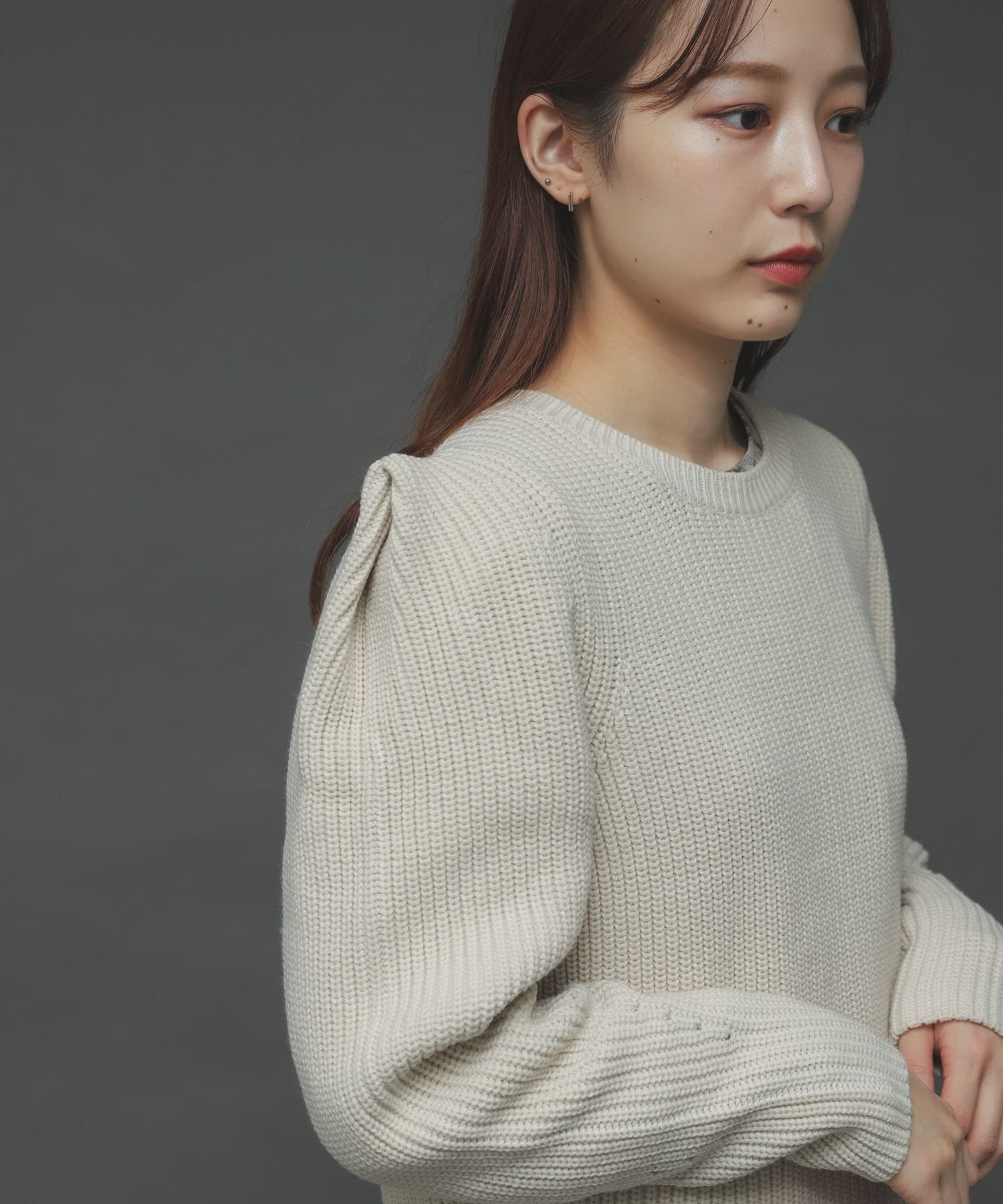 クルーネックショルダータックセーター IVORY one