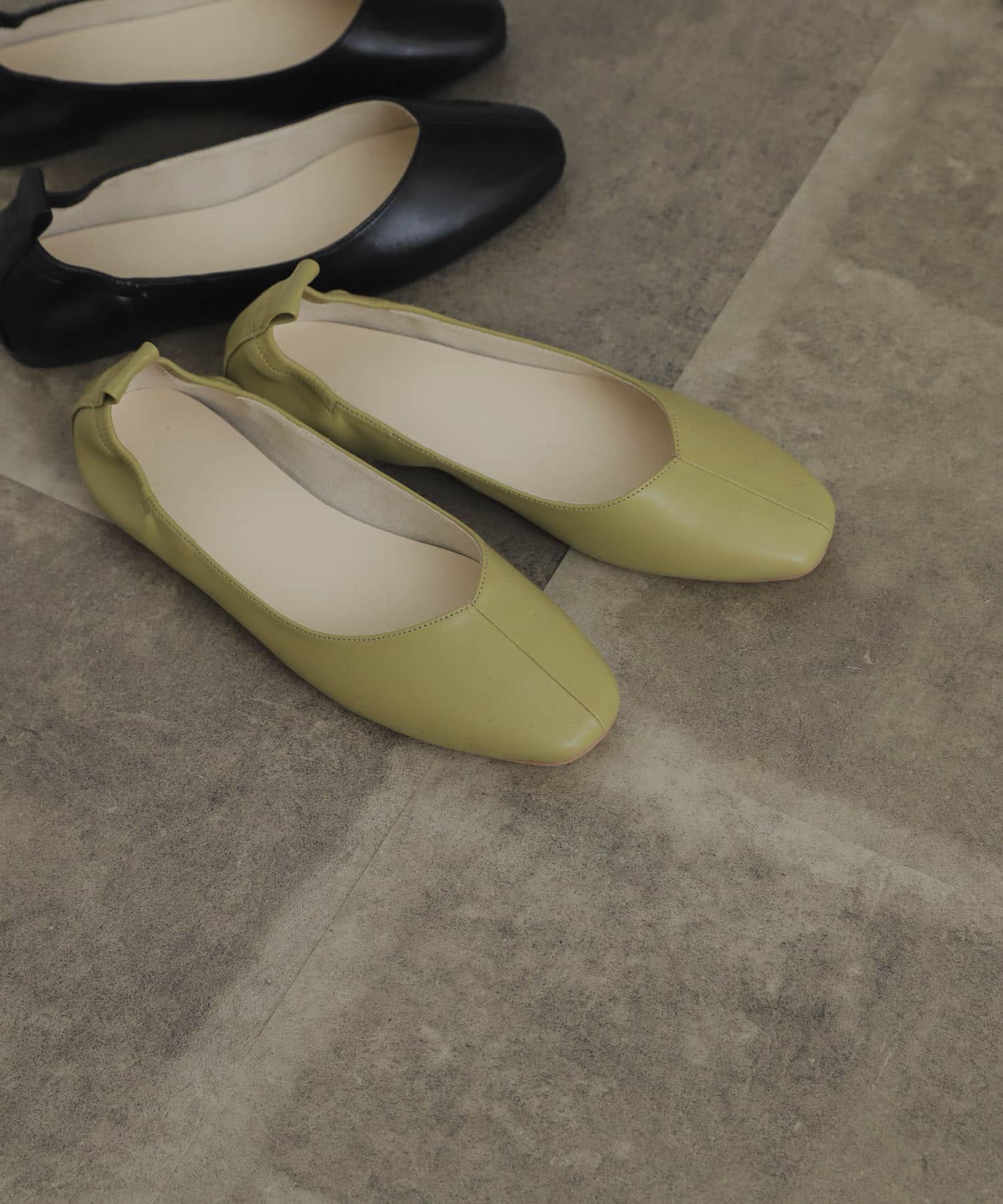 スクエアトウセンターシームフラットシューズ L.KHAKI S