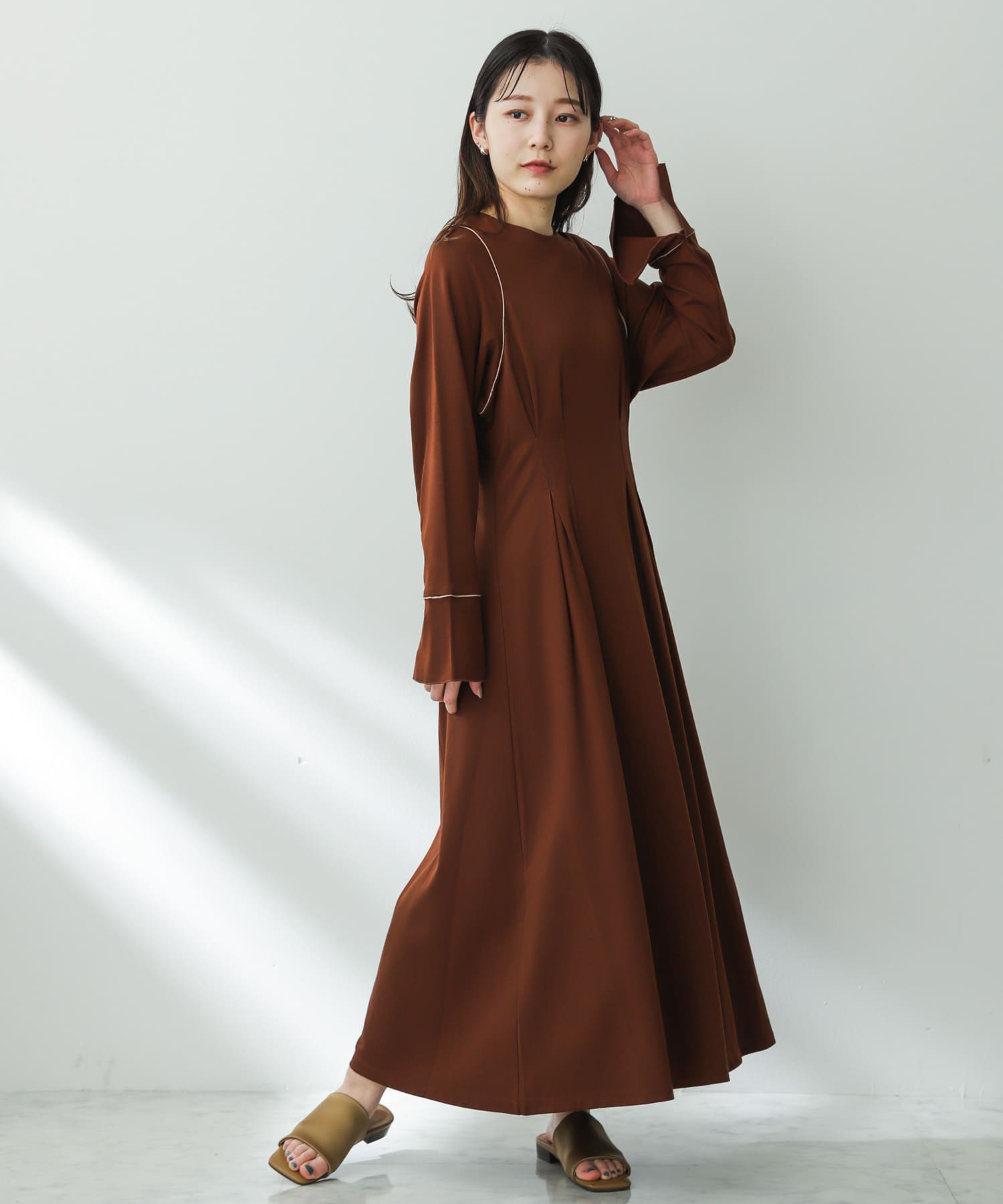 40 N°21 ブラウン　ビジュー　ワンピース ウエストタックカットワンピース(one BROWN): ワンピース｜URBAN
