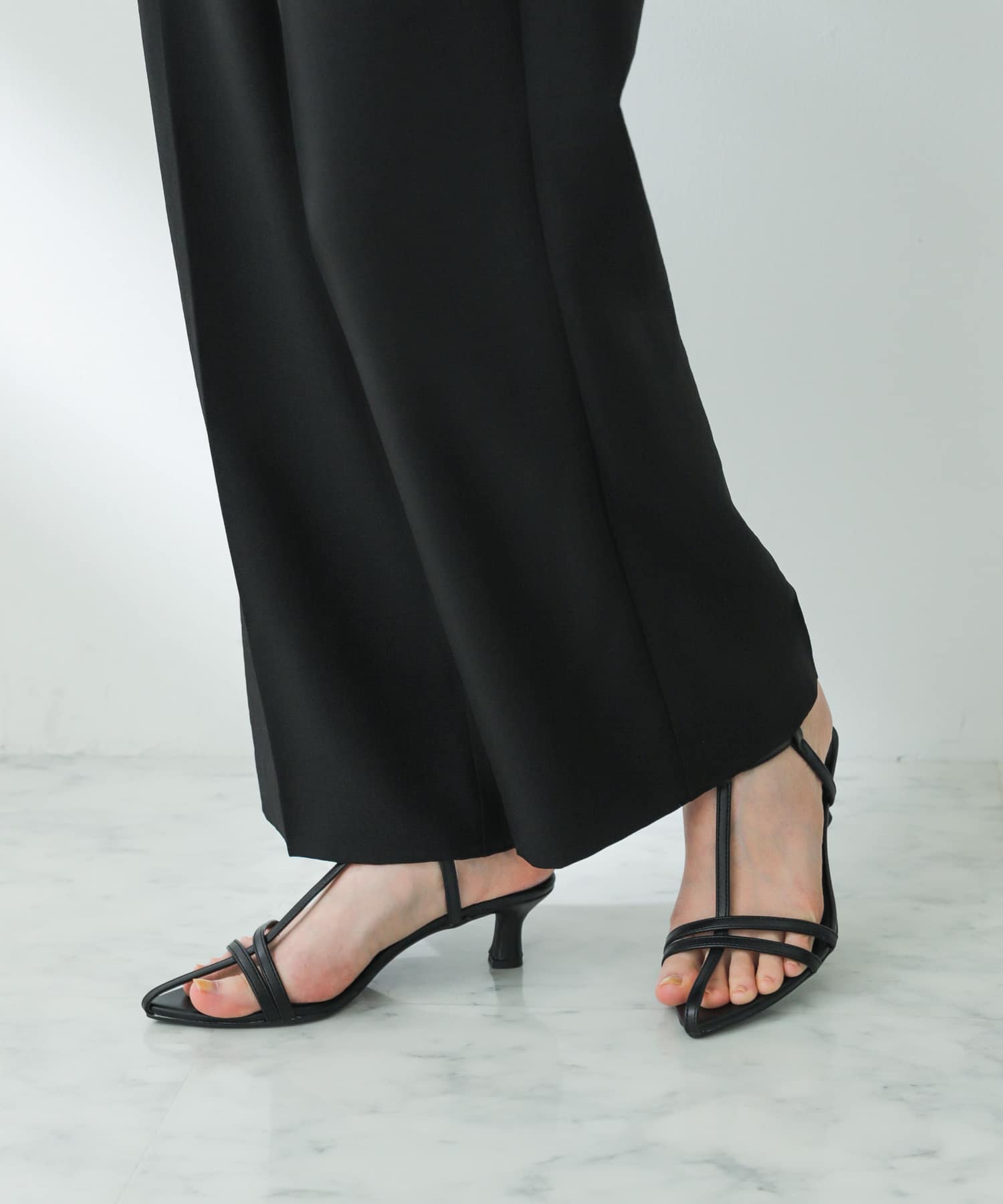 ポインテッドナローストラップサンダル BLACK S