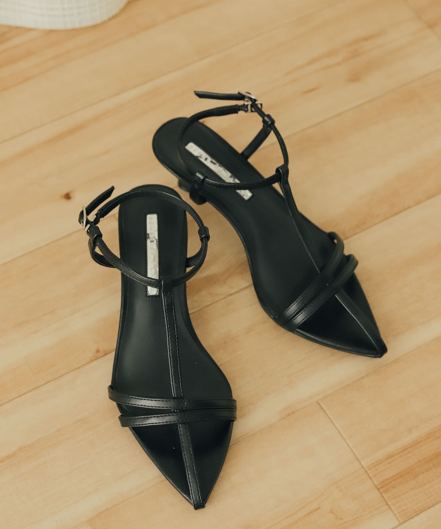 ポインテッドナローストラップサンダル BLACK L