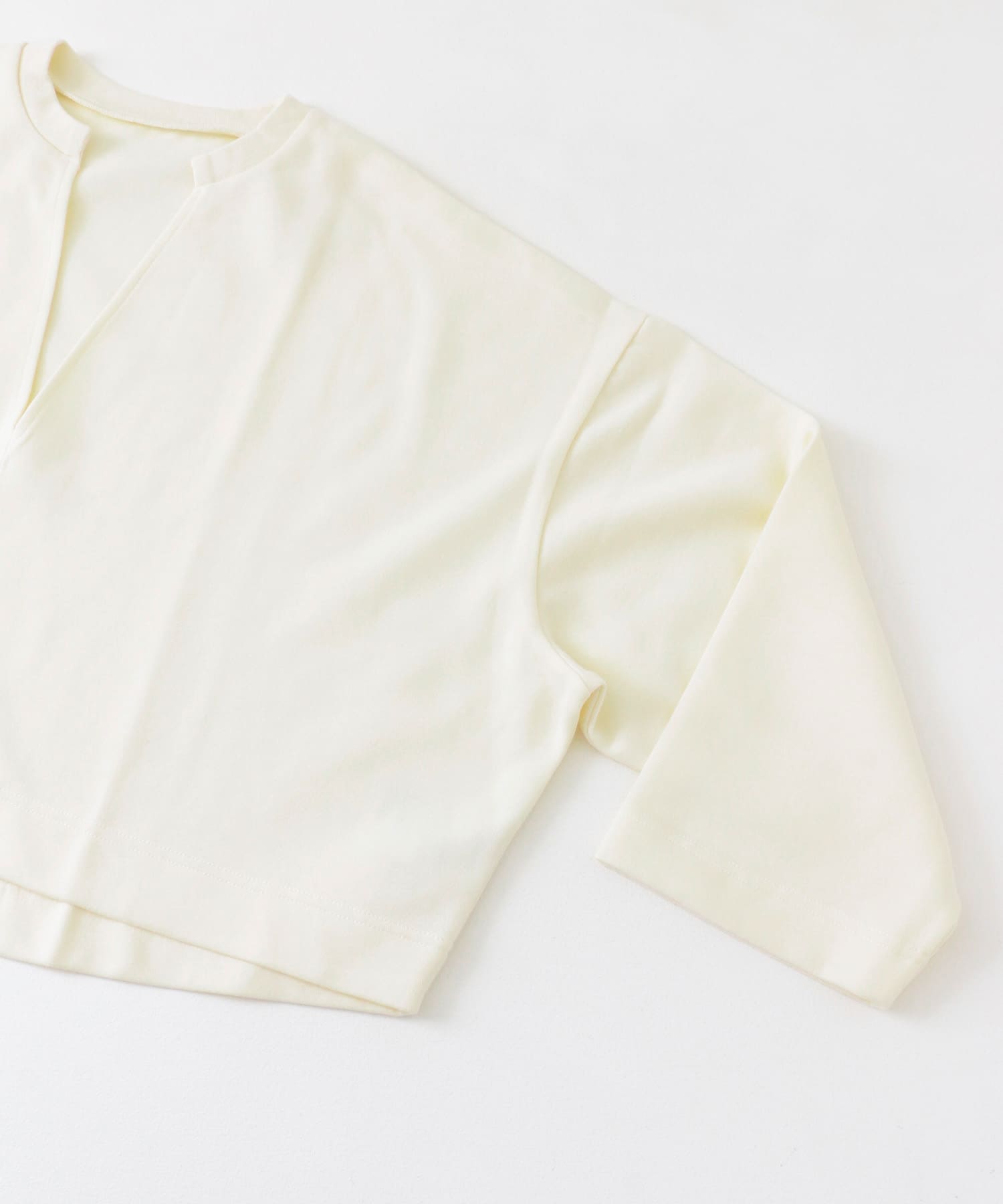 Vネッククロップドトップ IVORY one