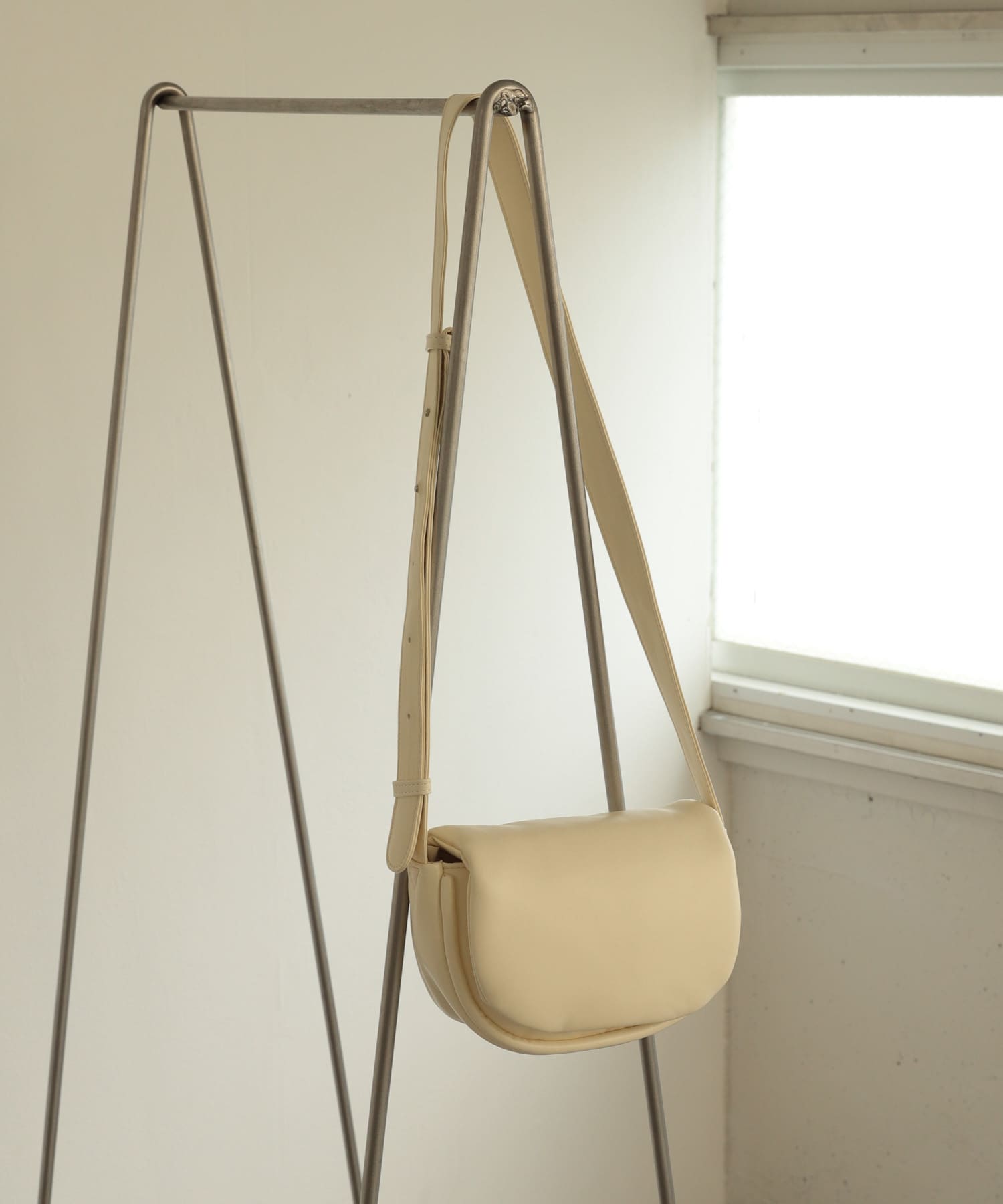 フェイクレザーパデットフラップショルダー IVORY one