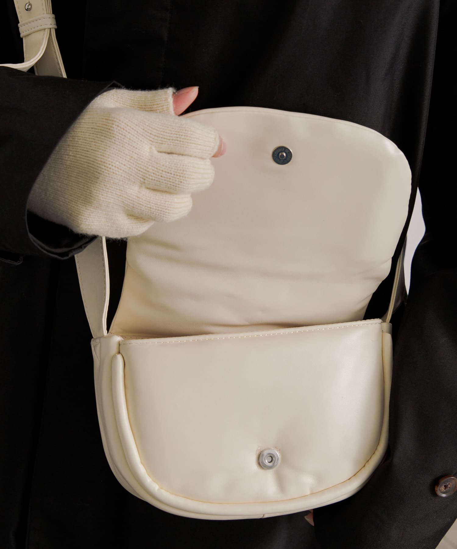 フェイクレザーパデットフラップショルダー IVORY one