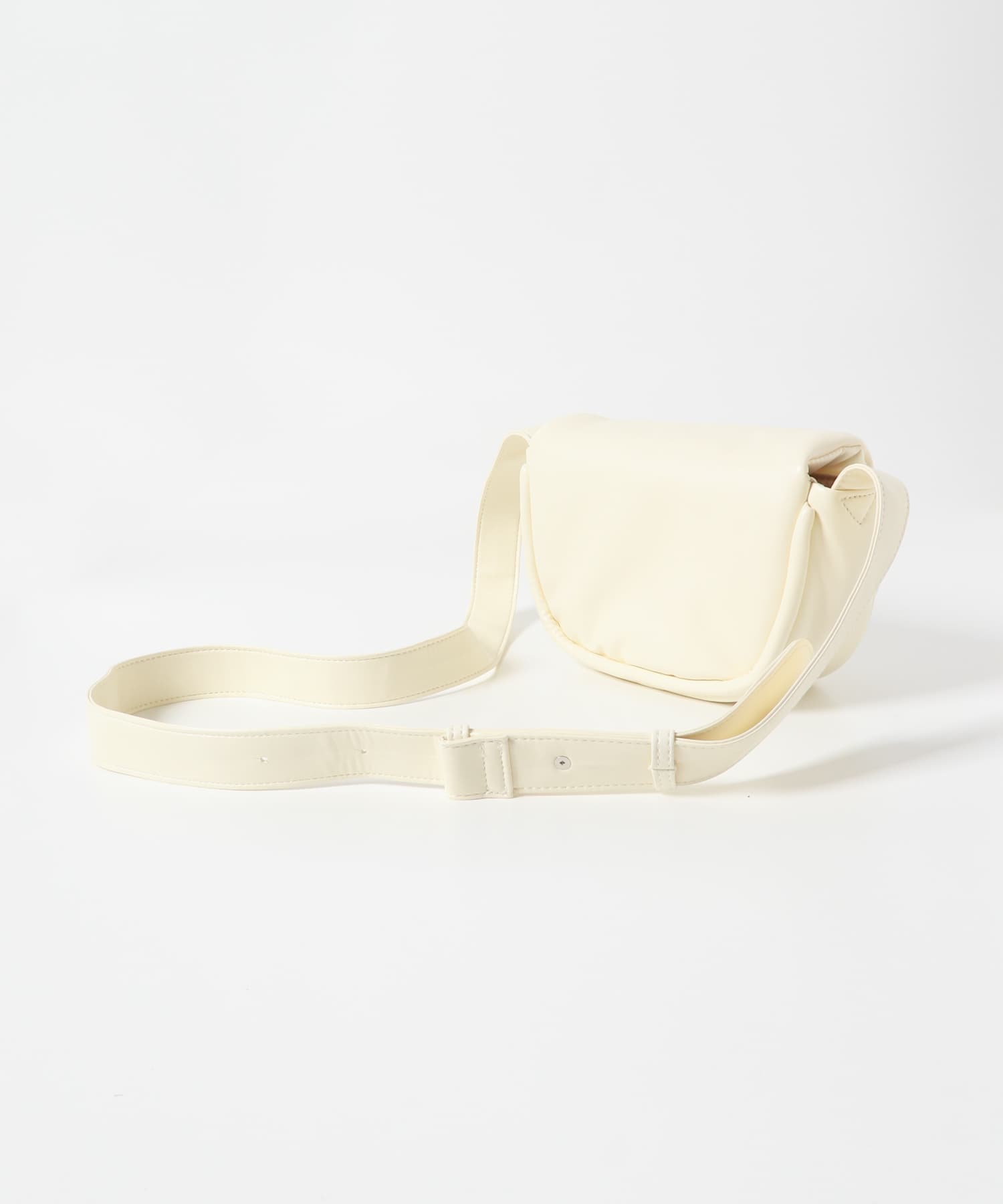 フェイクレザーパデットフラップショルダー IVORY one
