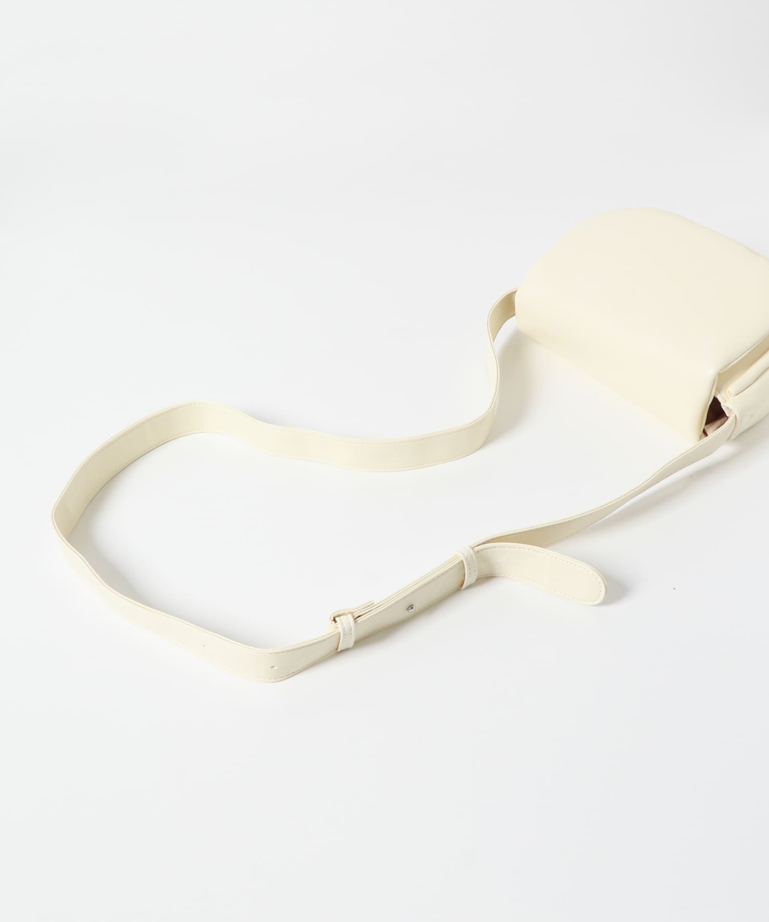フェイクレザーパデットフラップショルダー IVORY one