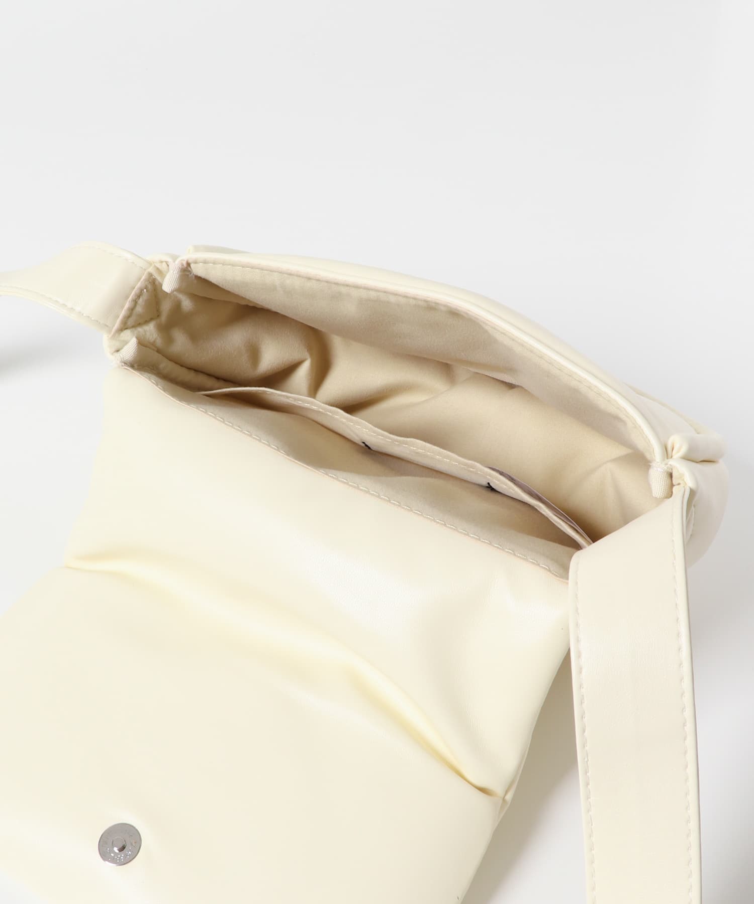 フェイクレザーパデットフラップショルダー IVORY one
