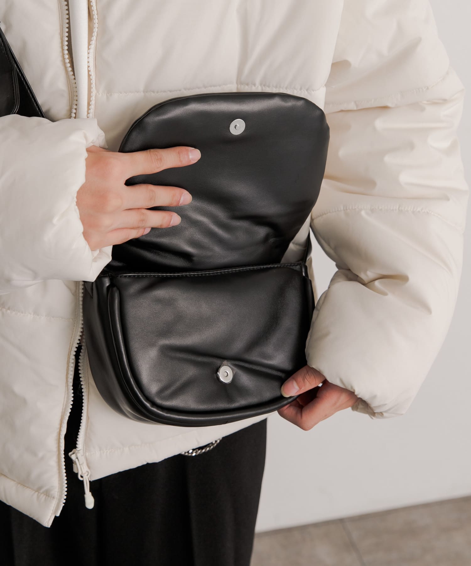 フェイクレザーパデットフラップショルダー BLACK one