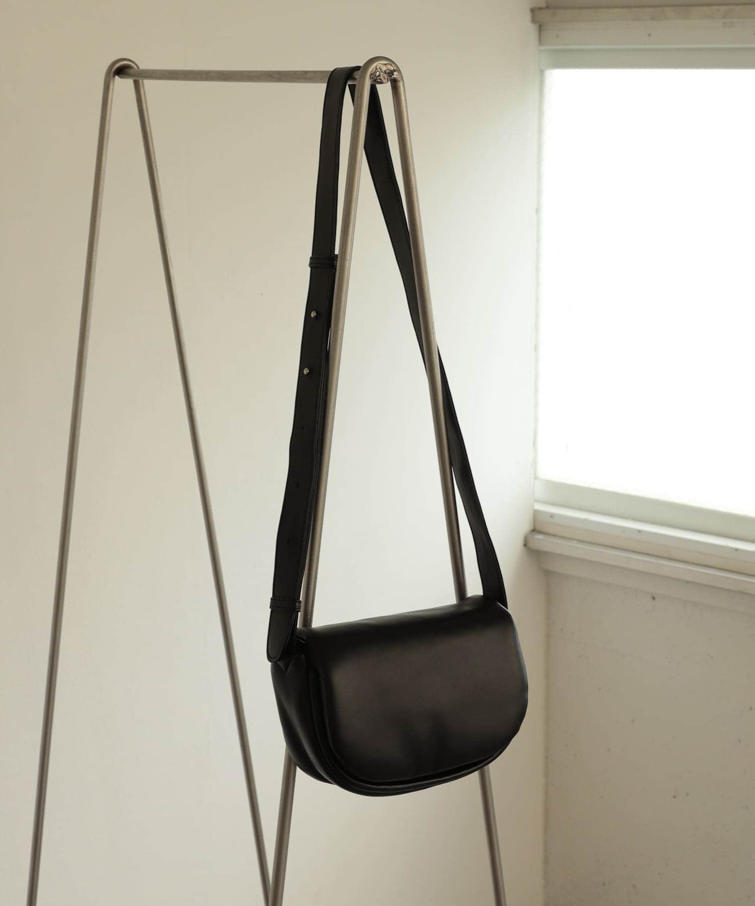 フェイクレザーパデットフラップショルダー BLACK one