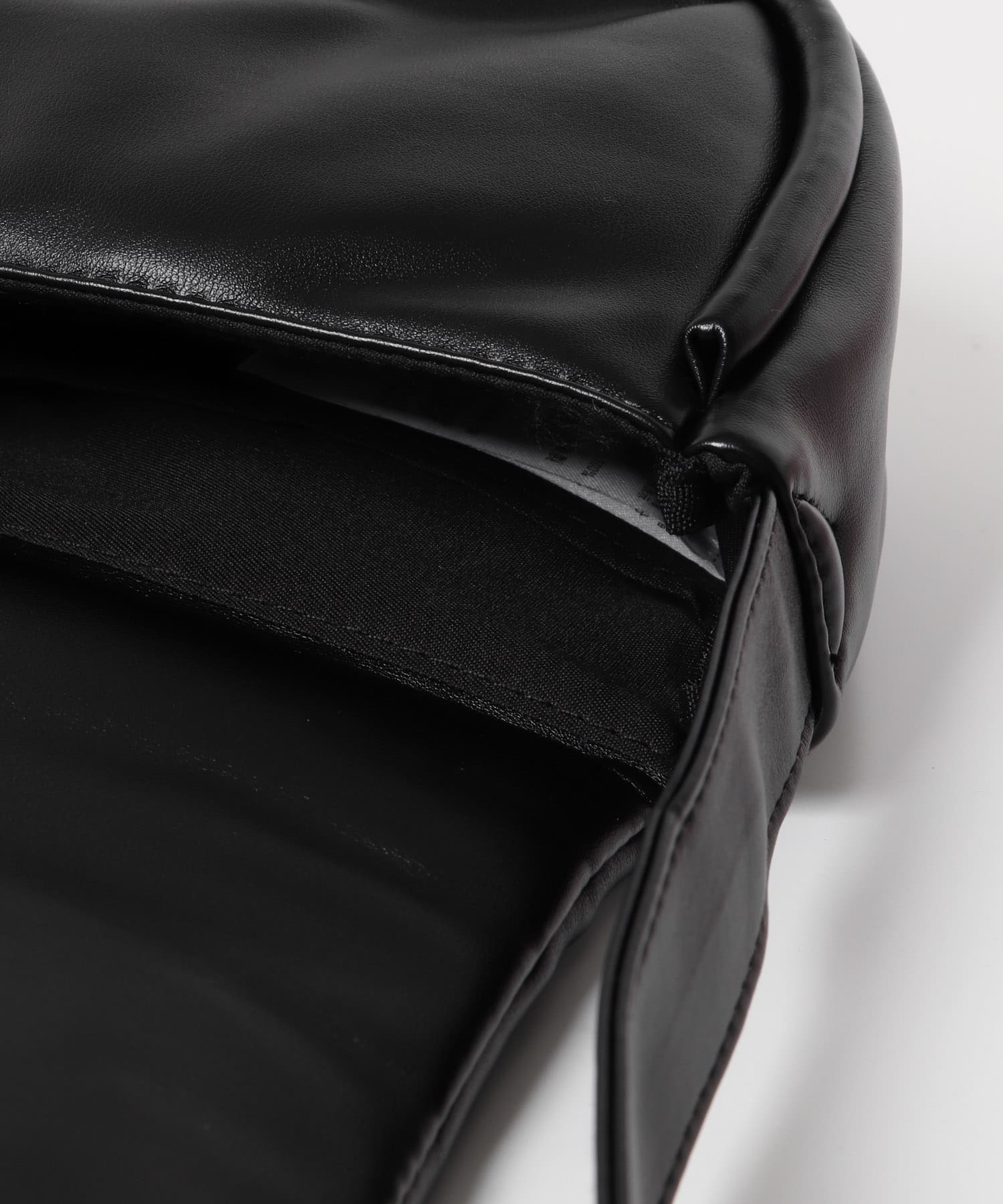 フェイクレザーパデットフラップショルダー BLACK one