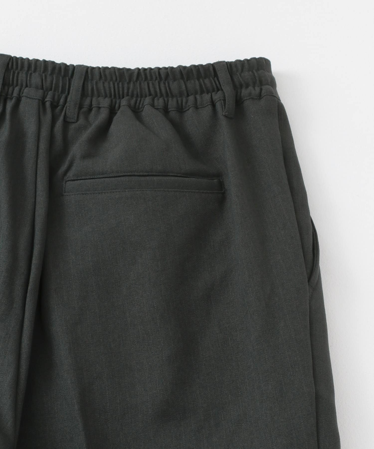 UR TECH SMOOTHLUXE』タックテーパードスラックス(M GRAY): ボトム