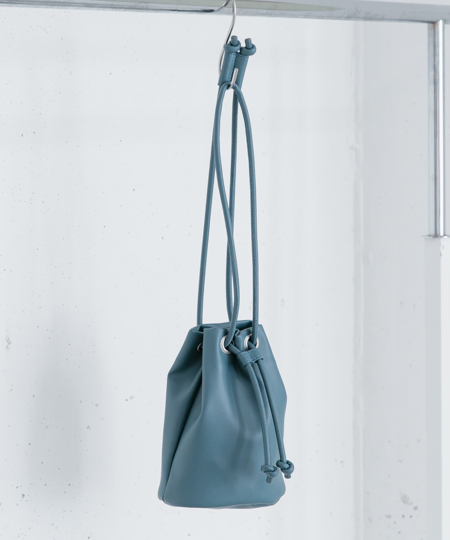 フェイクレザー2WAYキンチャクバッグ BLUE one