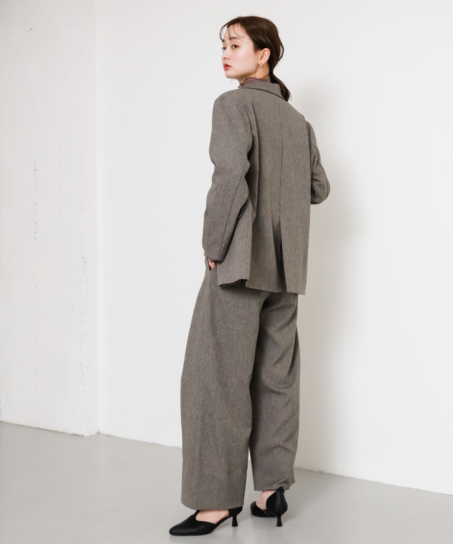 GRAY