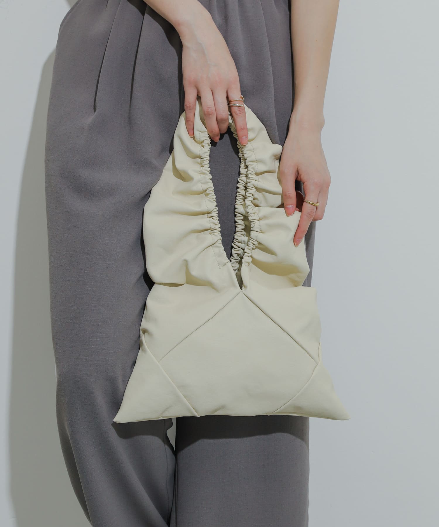 ギャザーハンドバッグ IVORY one