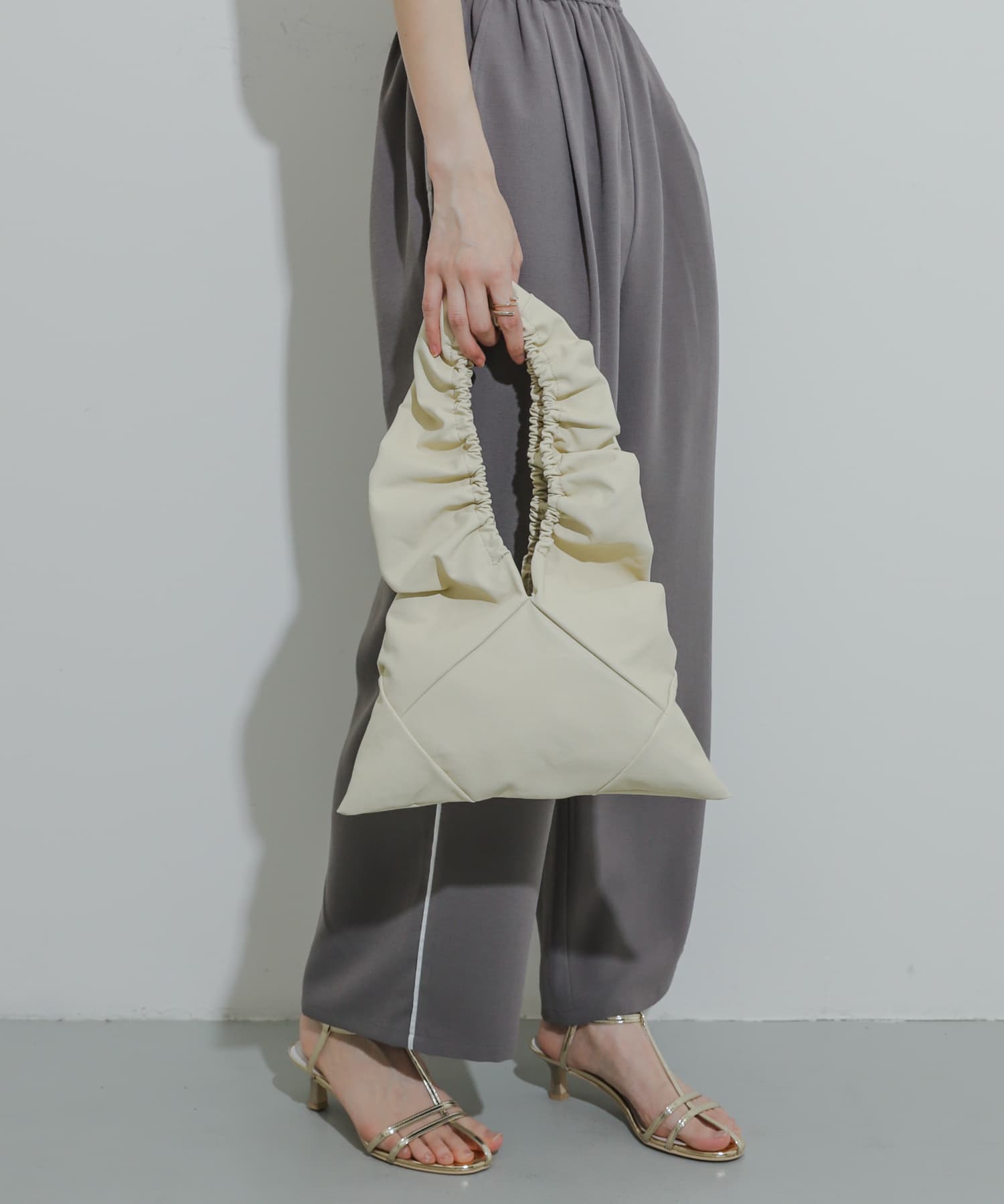 ギャザーハンドバッグ IVORY one