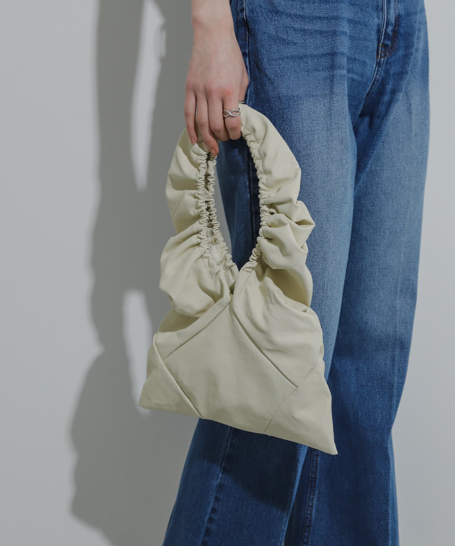 ギャザーハンドバッグ IVORY one