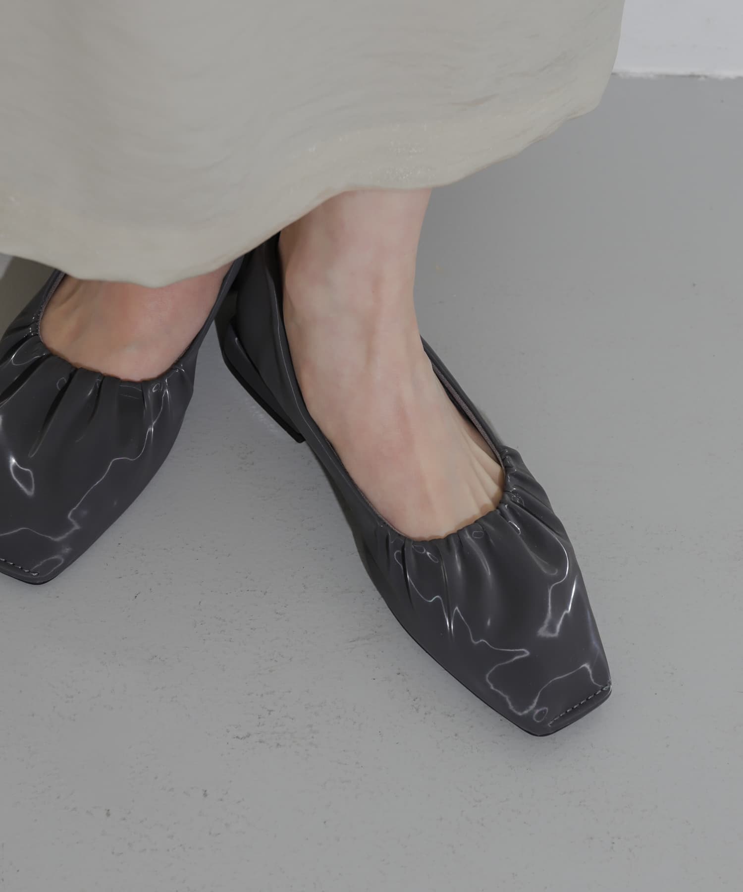 シャイニーギャザーフラットシューズ CHARCOAL S