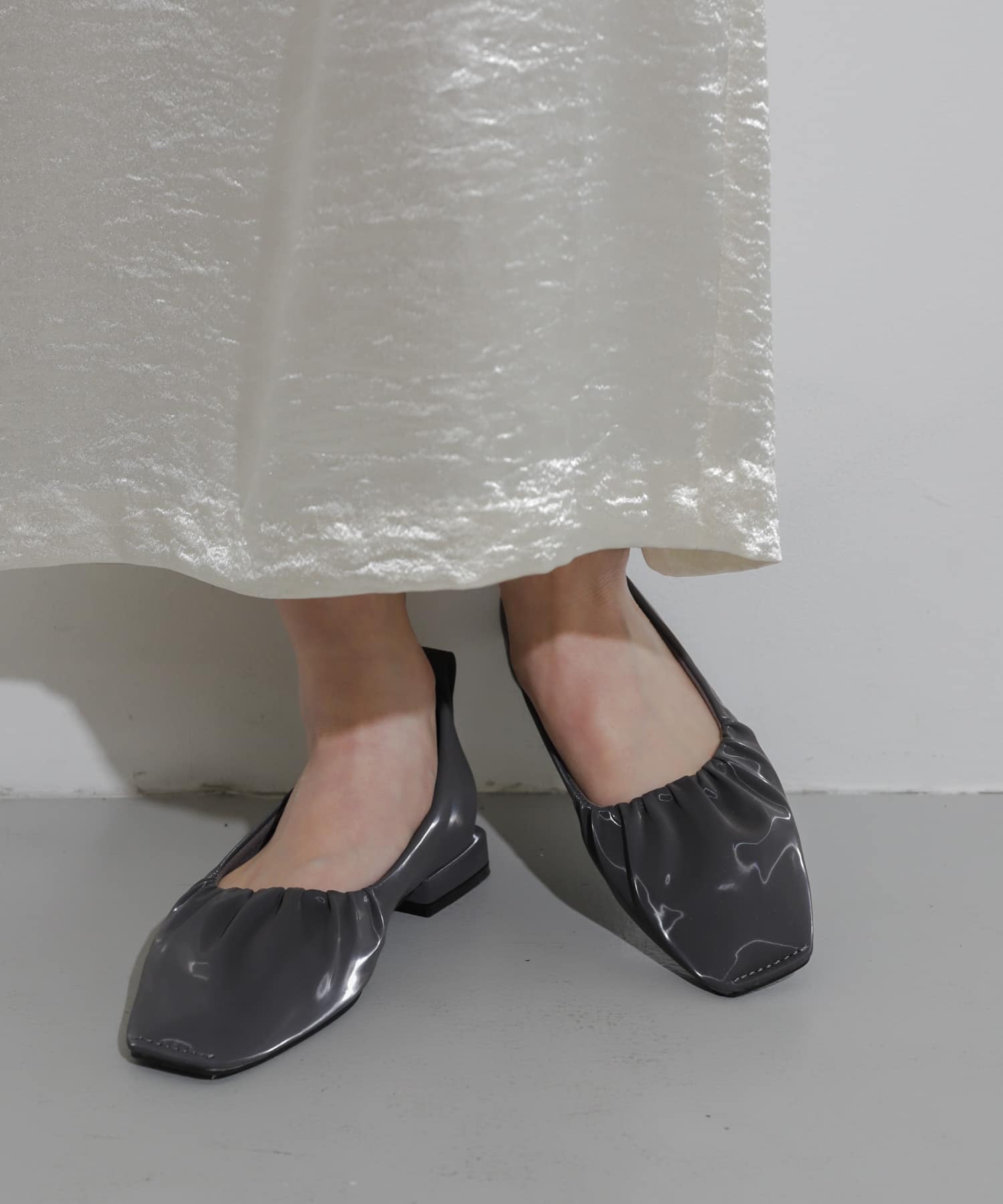 シャイニーギャザーフラットシューズ CHARCOAL S