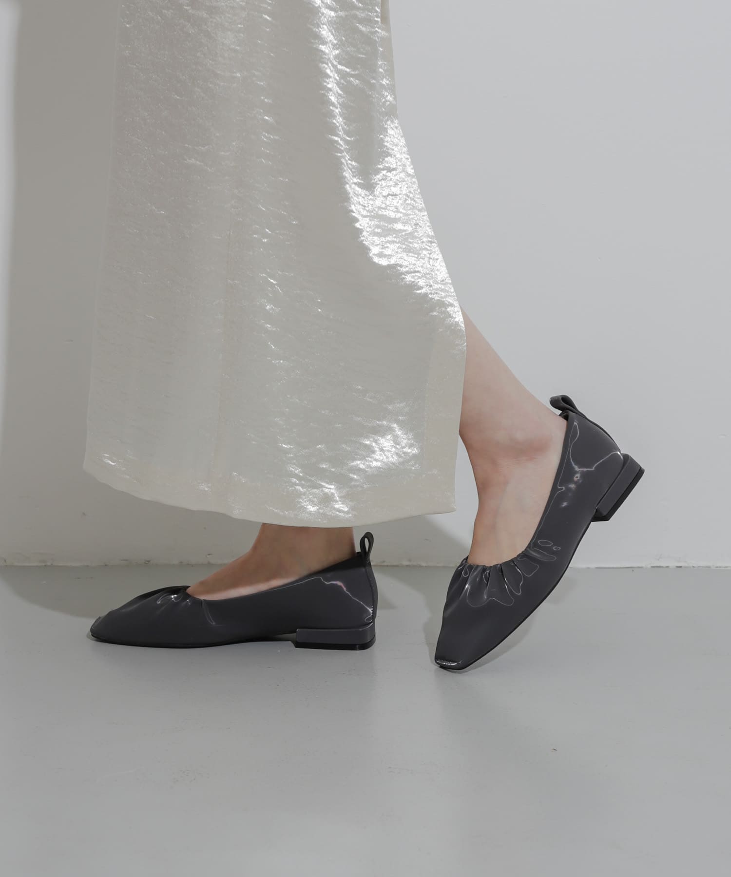 シャイニーギャザーフラットシューズ CHARCOAL S