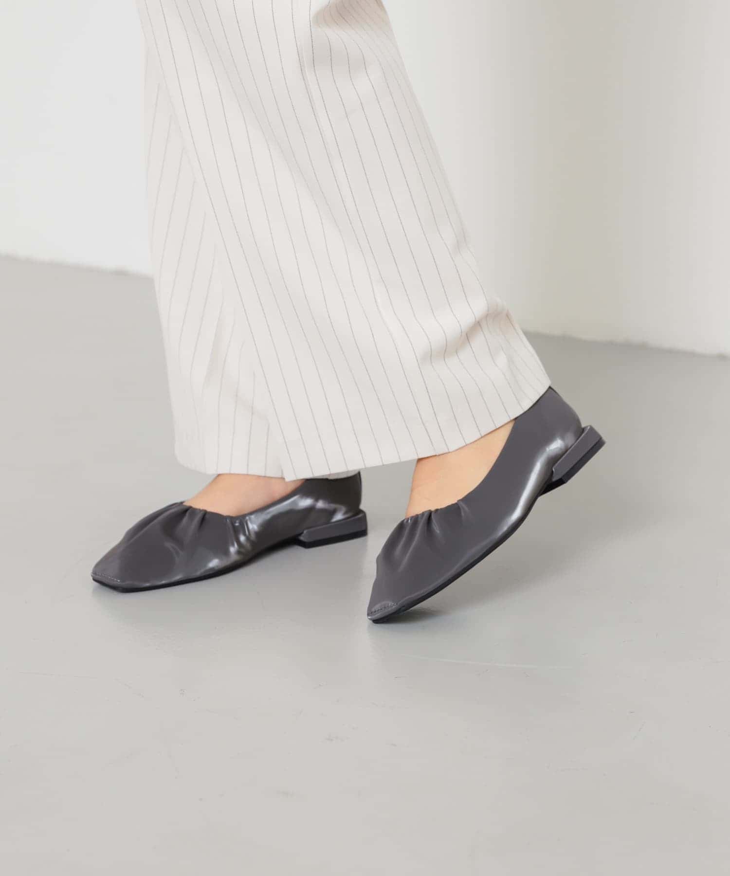 シャイニーギャザーフラットシューズ CHARCOAL S