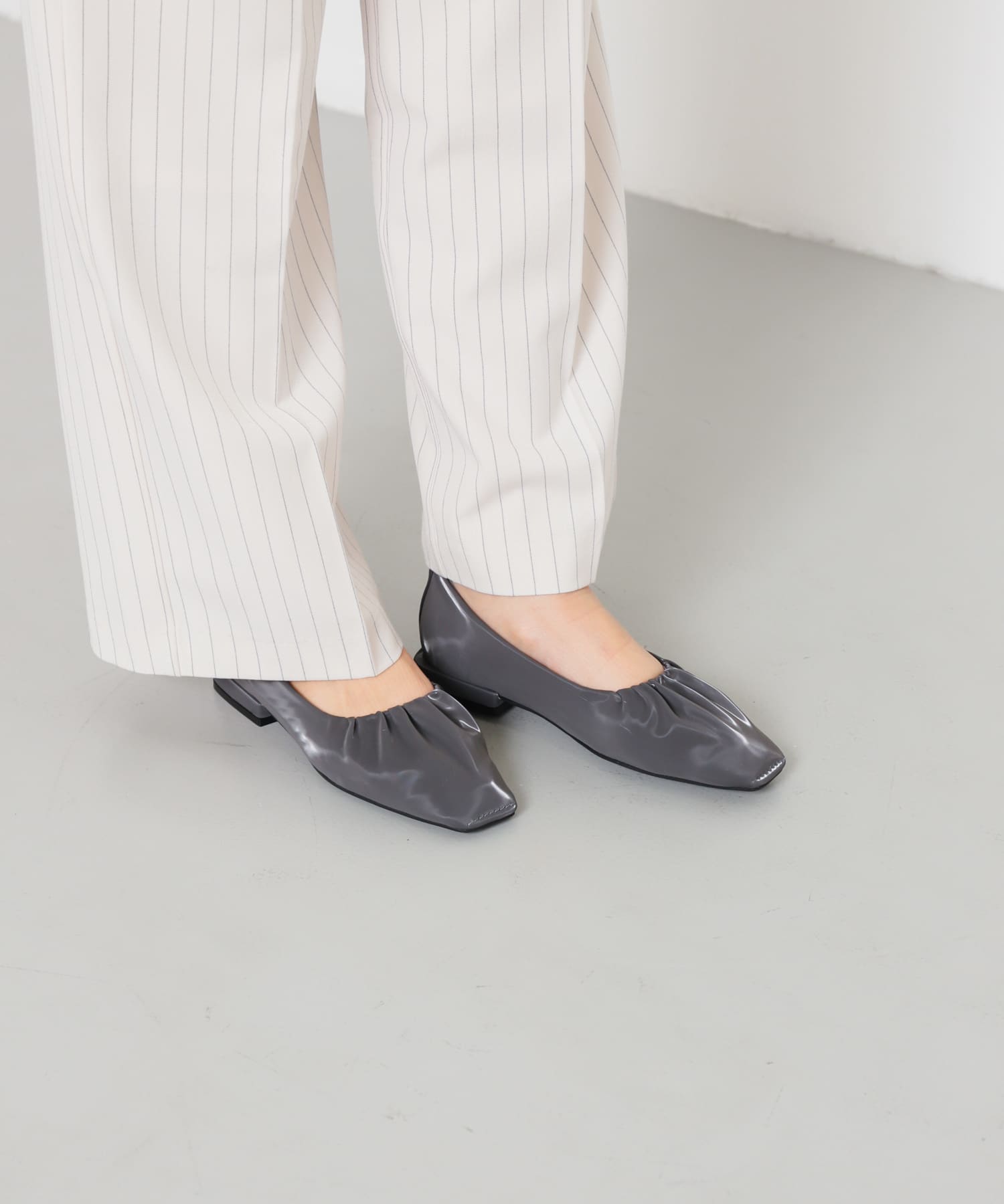 シャイニーギャザーフラットシューズ CHARCOAL S