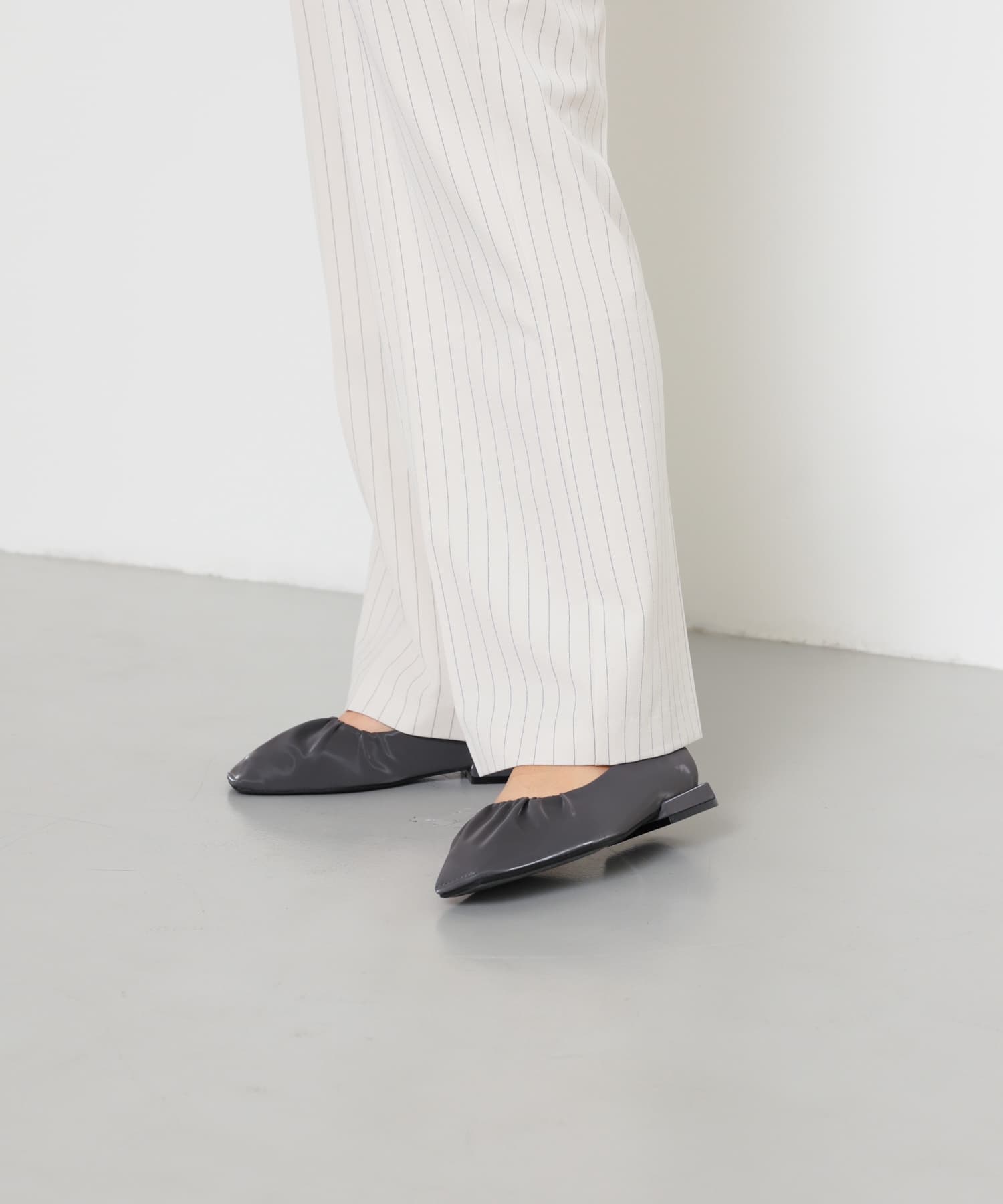 シャイニーギャザーフラットシューズ CHARCOAL S