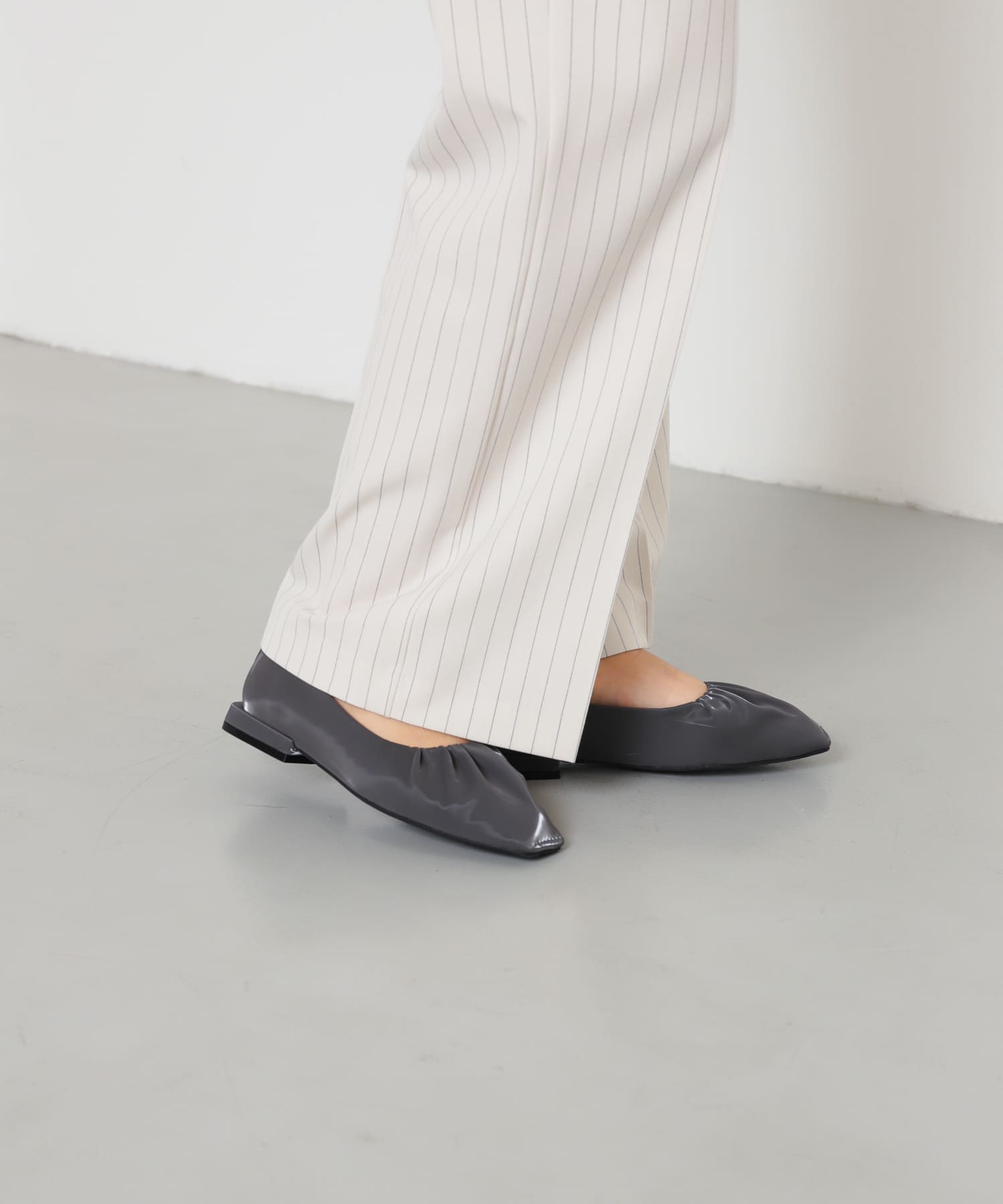 シャイニーギャザーフラットシューズ CHARCOAL M
