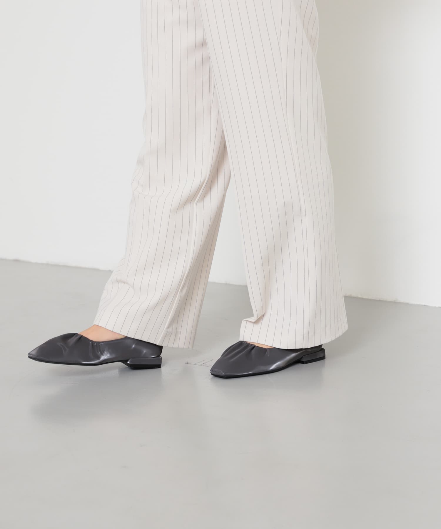 シャイニーギャザーフラットシューズ CHARCOAL M