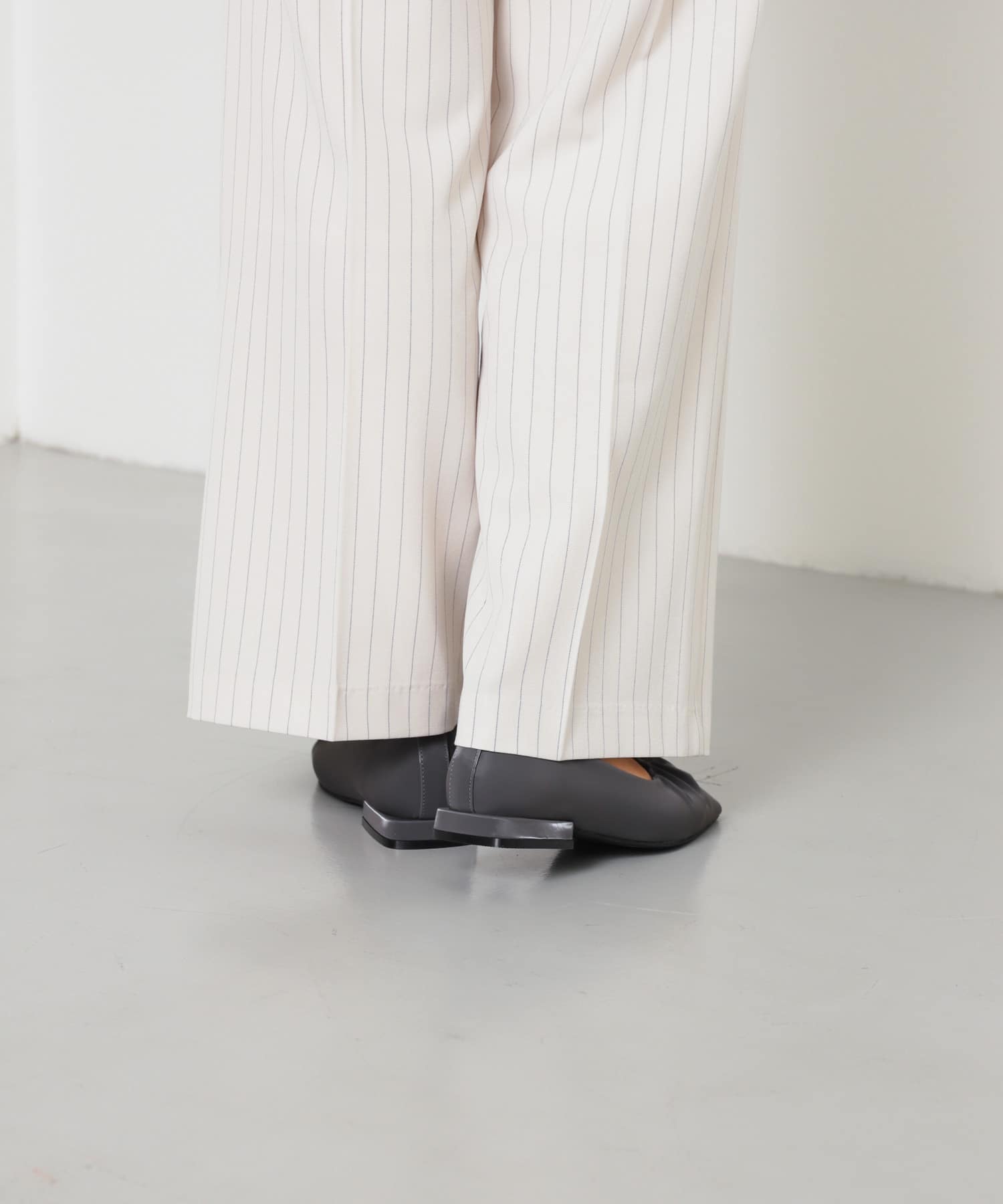 シャイニーギャザーフラットシューズ CHARCOAL M