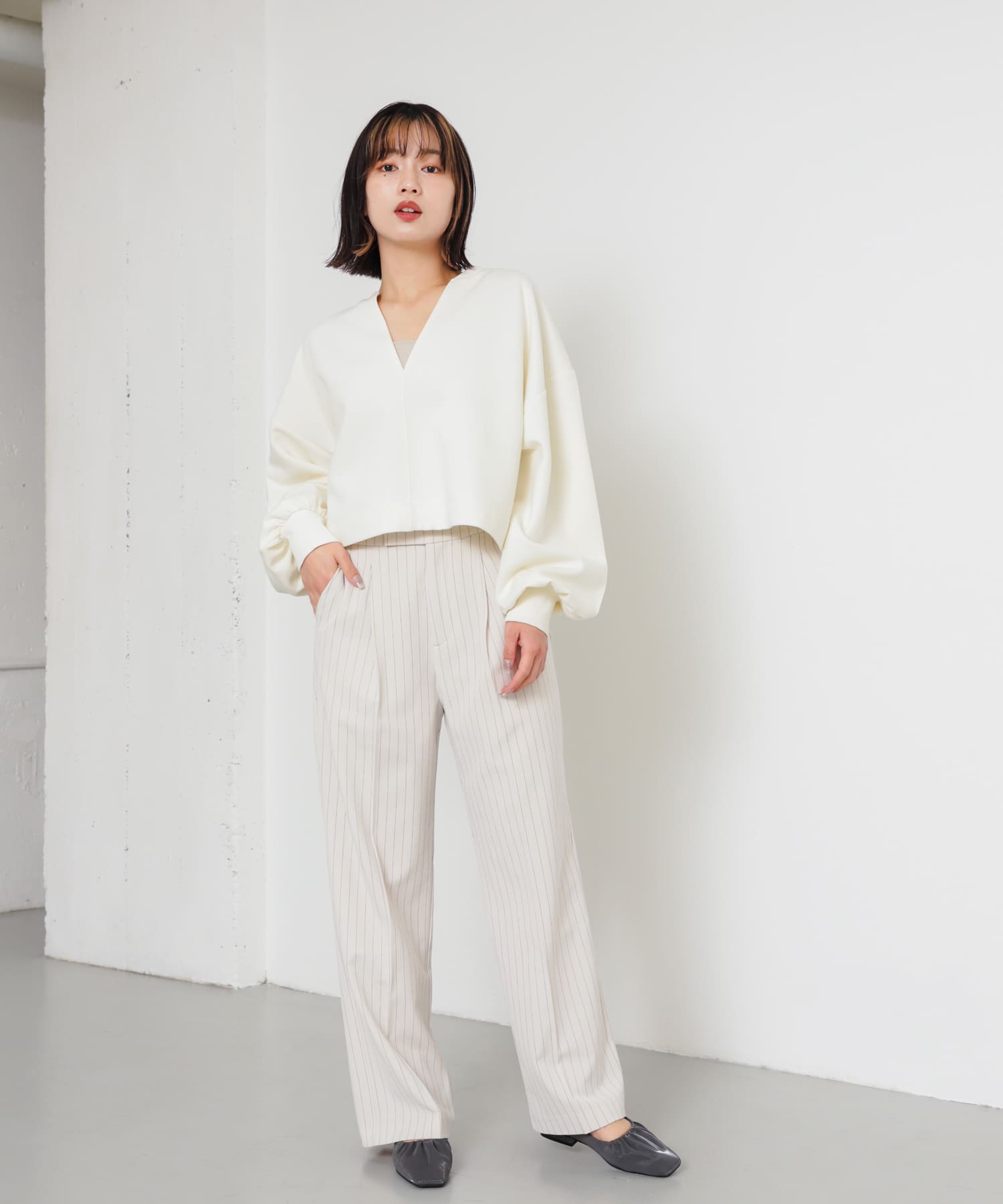 シャイニーギャザーフラットシューズ CHARCOAL M