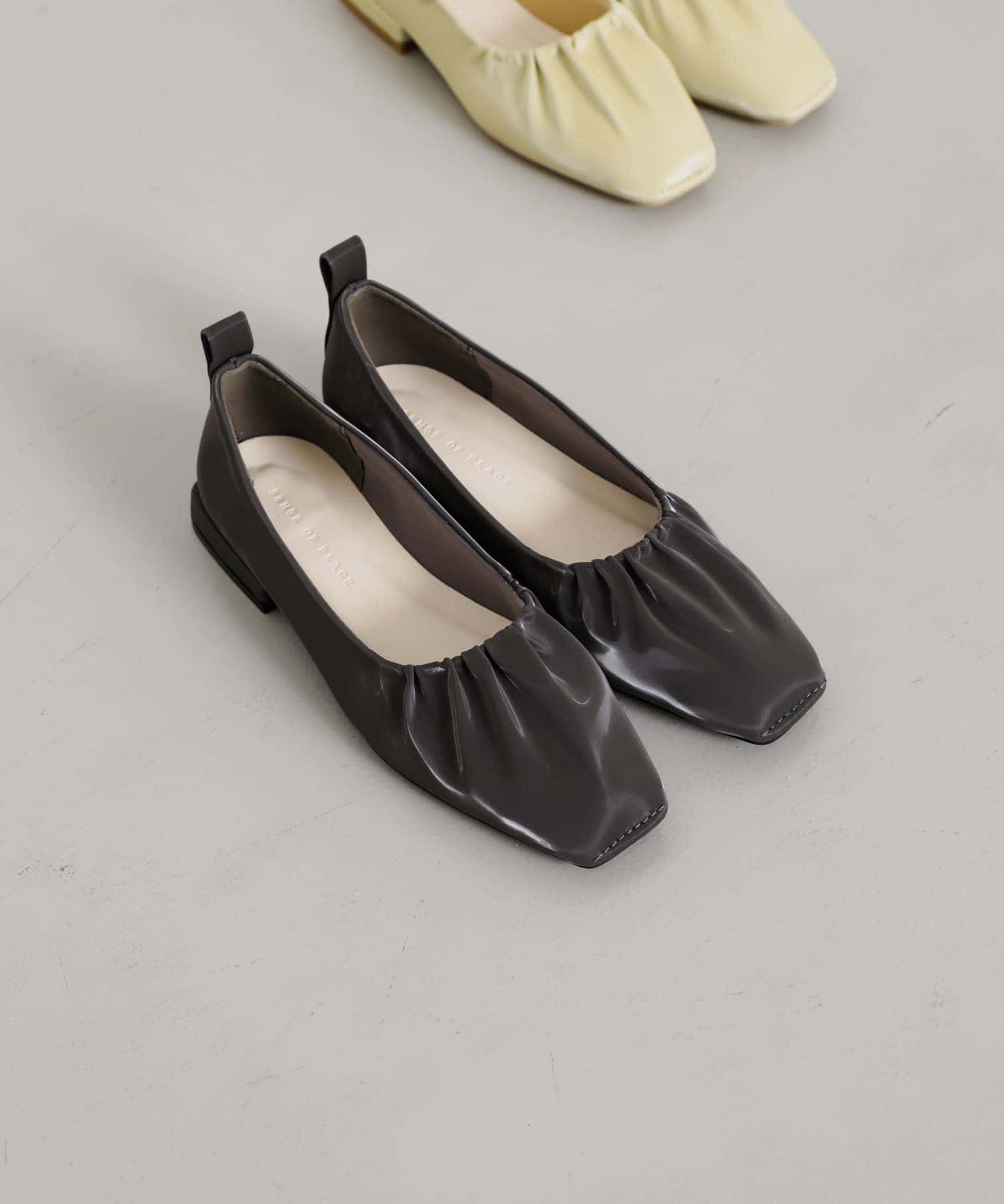 シャイニーギャザーフラットシューズ CHARCOAL M