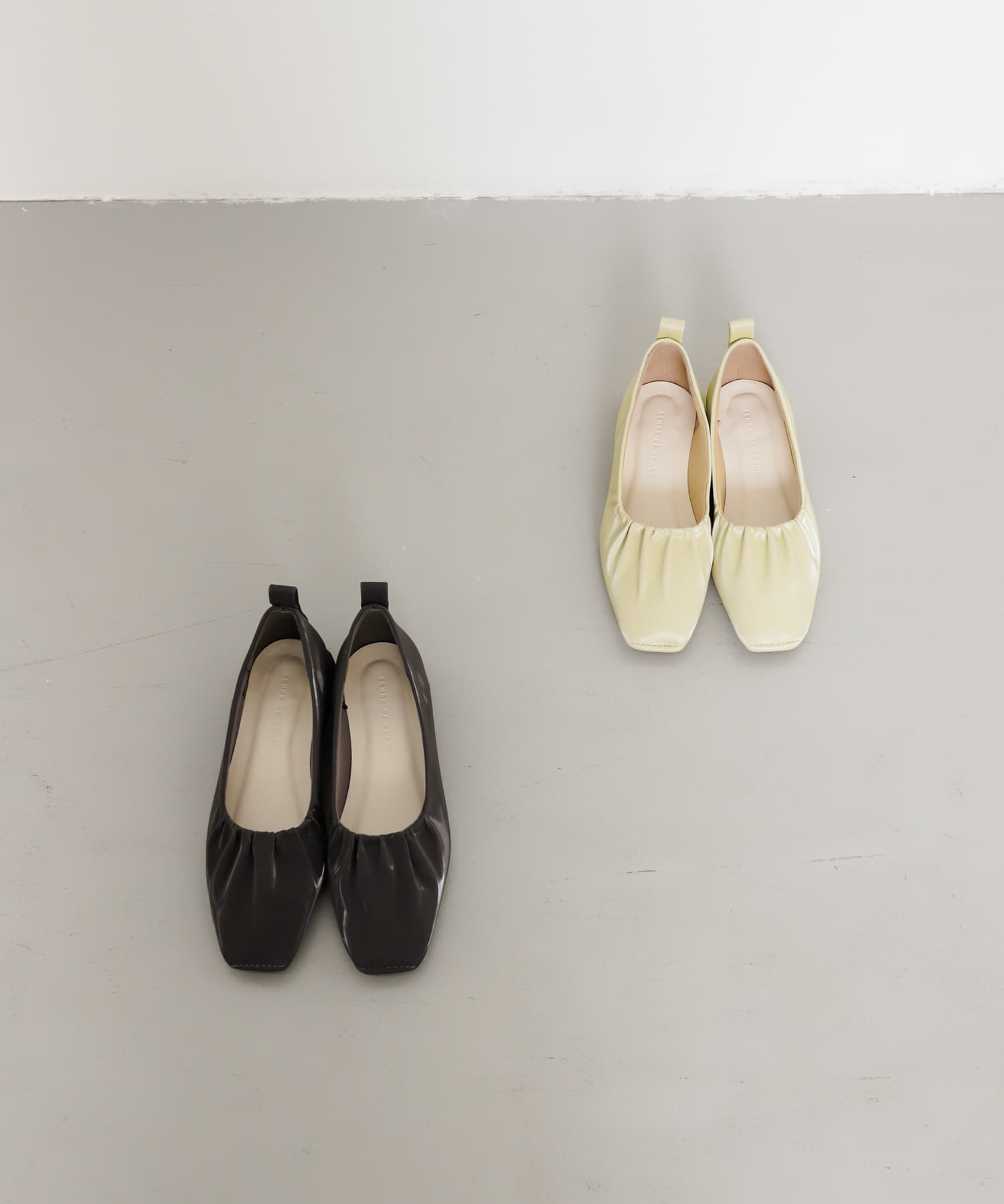 シャイニーギャザーフラットシューズ CHARCOAL M