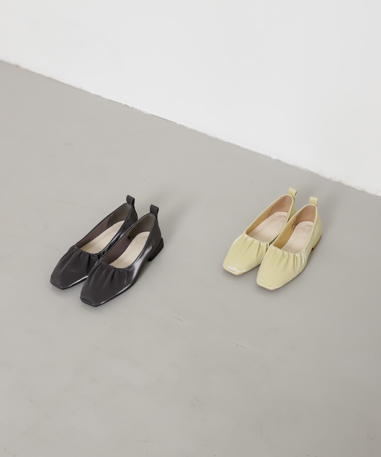 シャイニーギャザーフラットシューズ CHARCOAL M