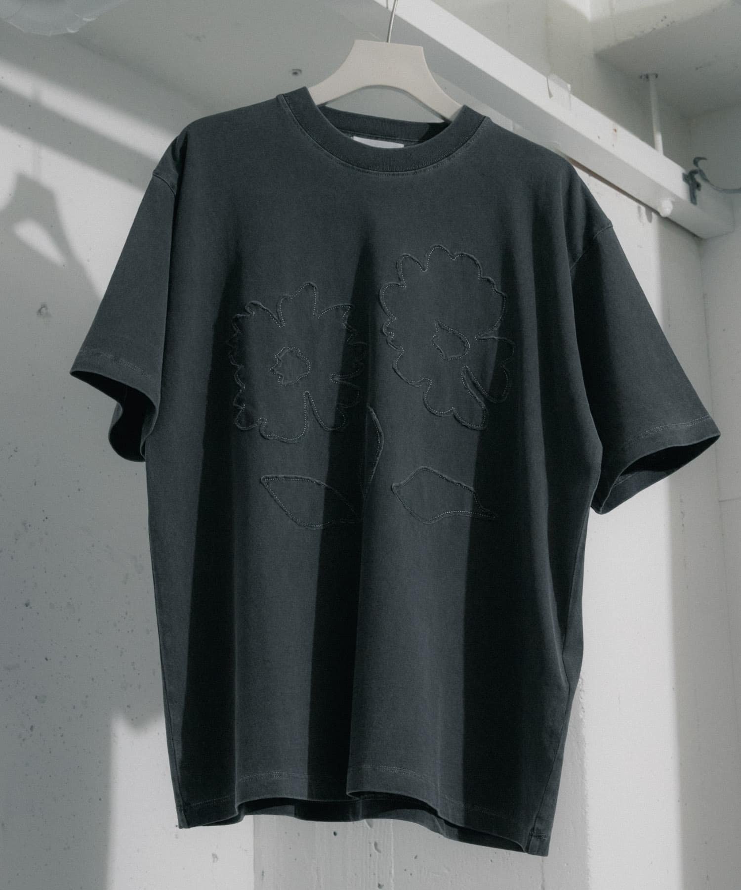 『ユニセックス』フェードポップアートフラワーTシャツ(5分袖) BLACK L