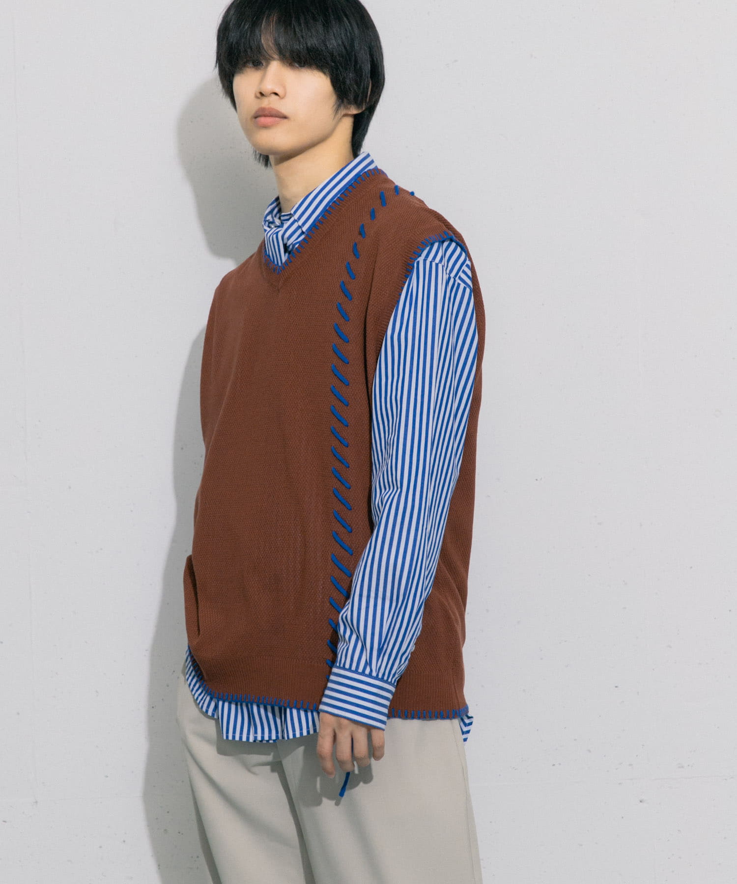 ブランケットステッチVネックベスト(M BRN×BLU): トップス｜URBAN