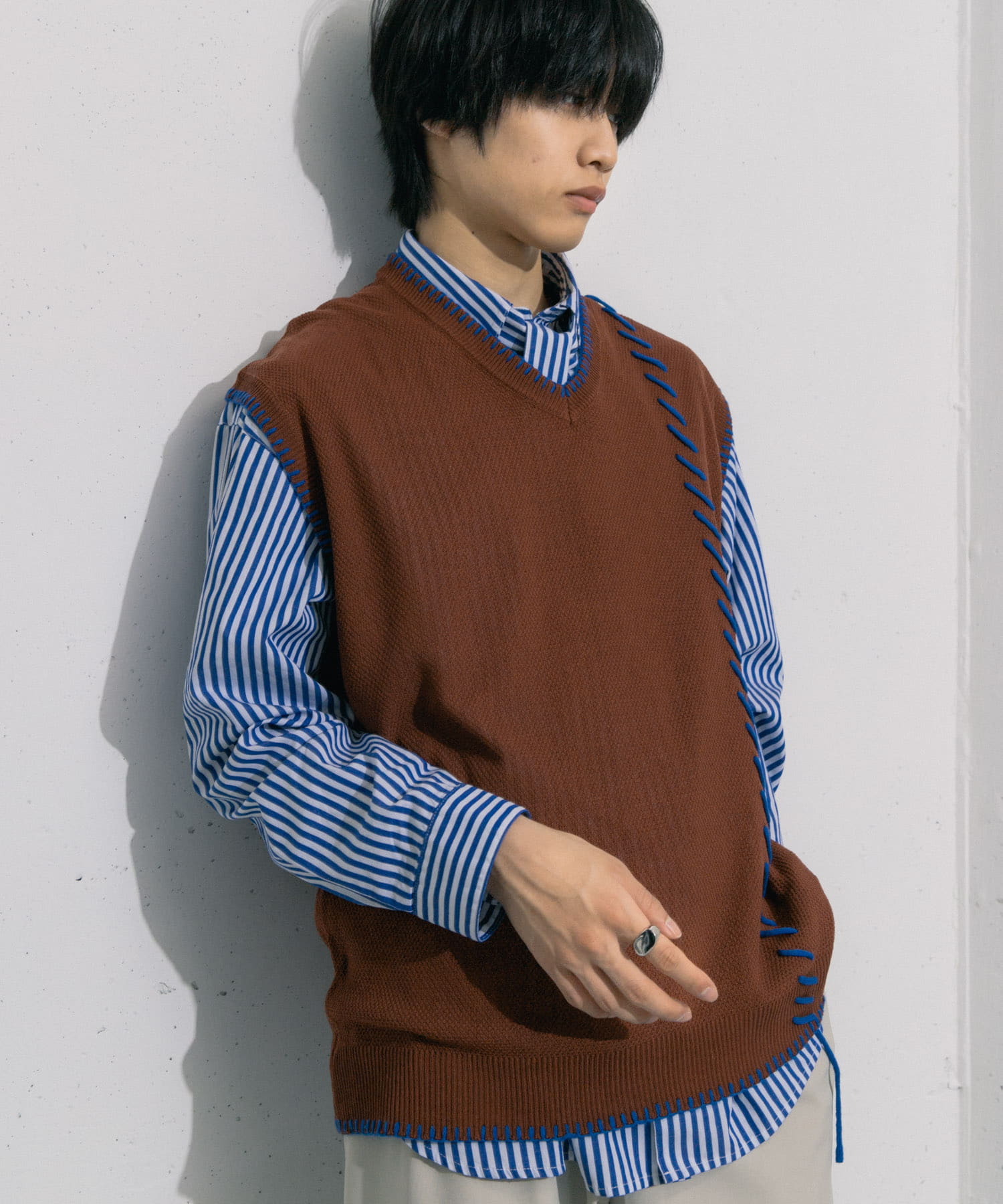 うさとの服ベスト　ヘンプコットン生成りサイズ4 ブランケットステッチVネックベスト(M BRN×BLU): トップス｜URBAN