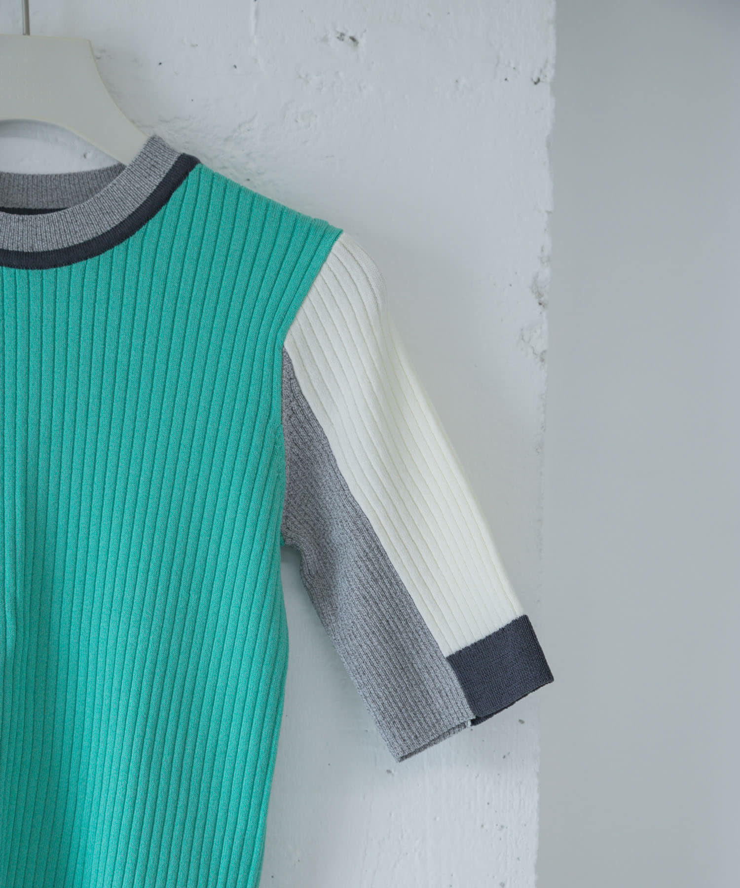 カラーブロッキングコンパクトセーター GRN×IVO one