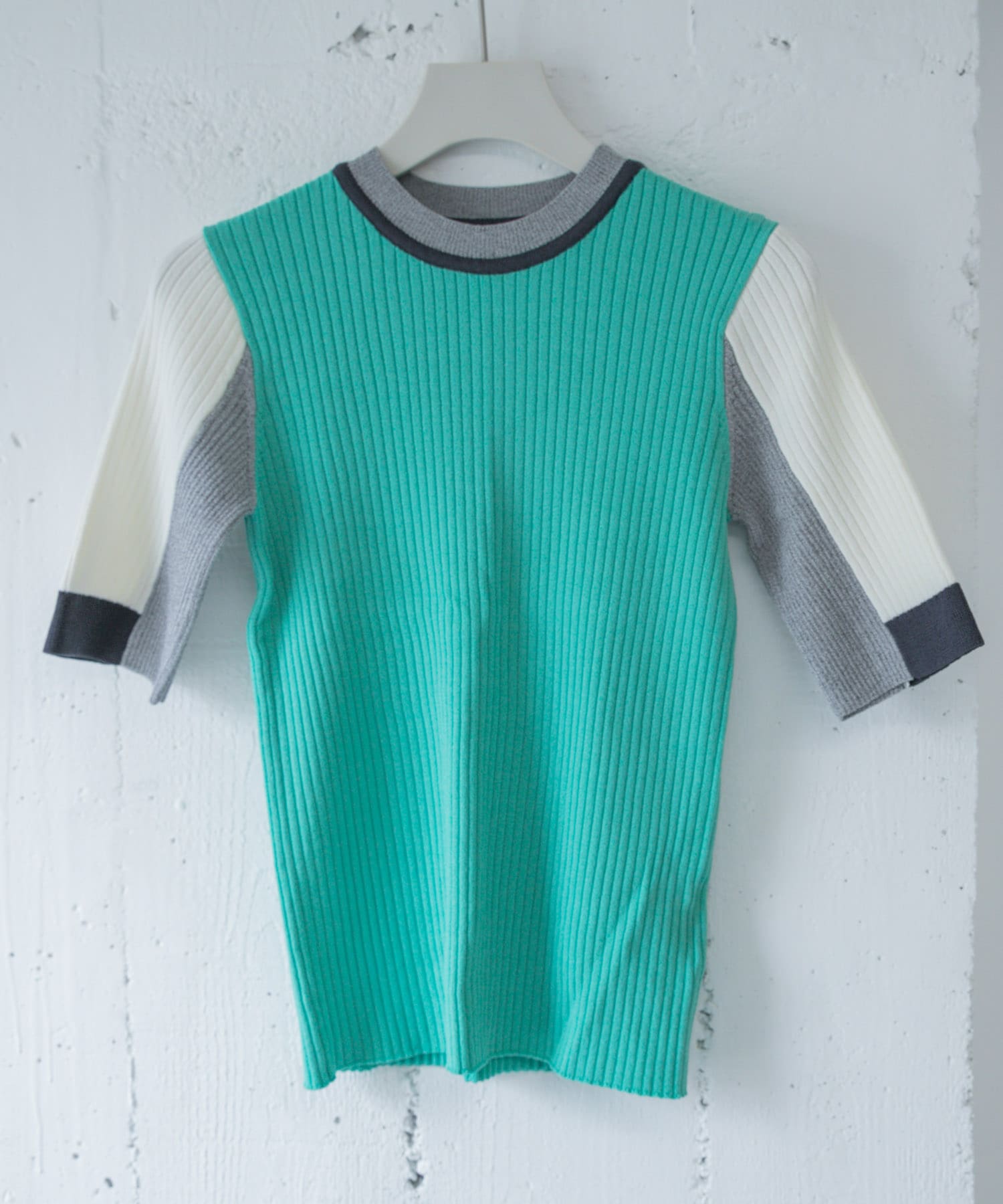 カラーブロッキングコンパクトセーター GRN×IVO one