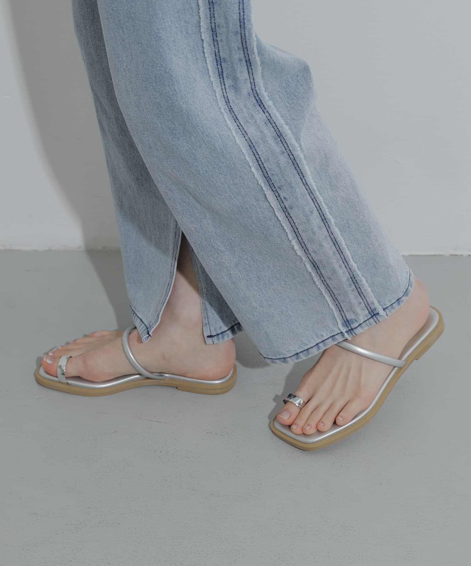 フラットリングサンダル